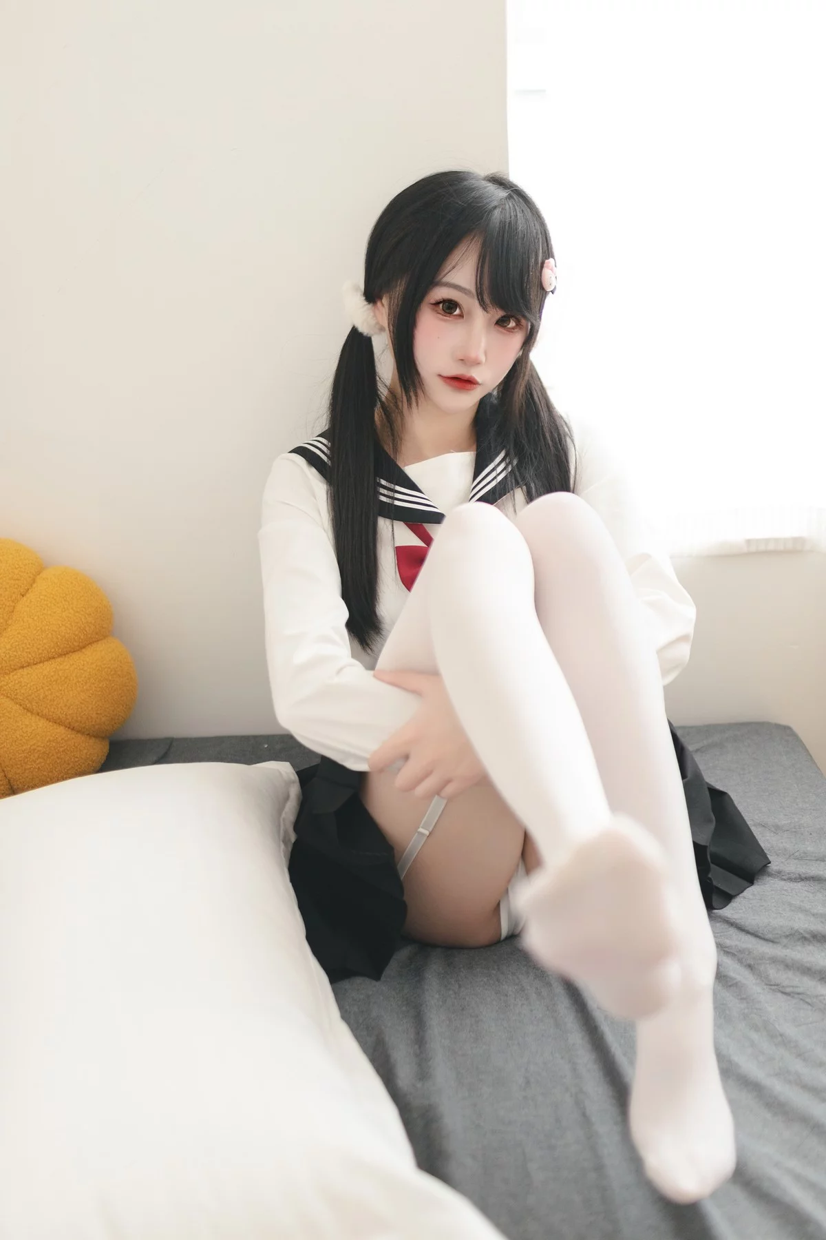 微博妹子嗷呜酱水手服主题双马尾辫妹子性感制服配白丝吊袜秀美腿迷人写真48P