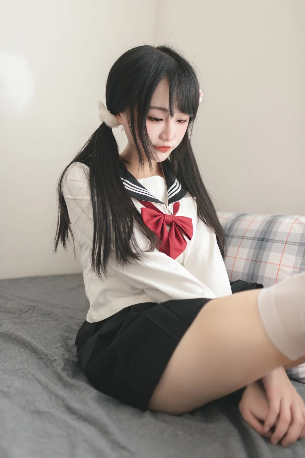 微博妹子嗷呜酱水手服主题双马尾辫妹子性感制服配白丝吊袜秀美腿迷人写真48P