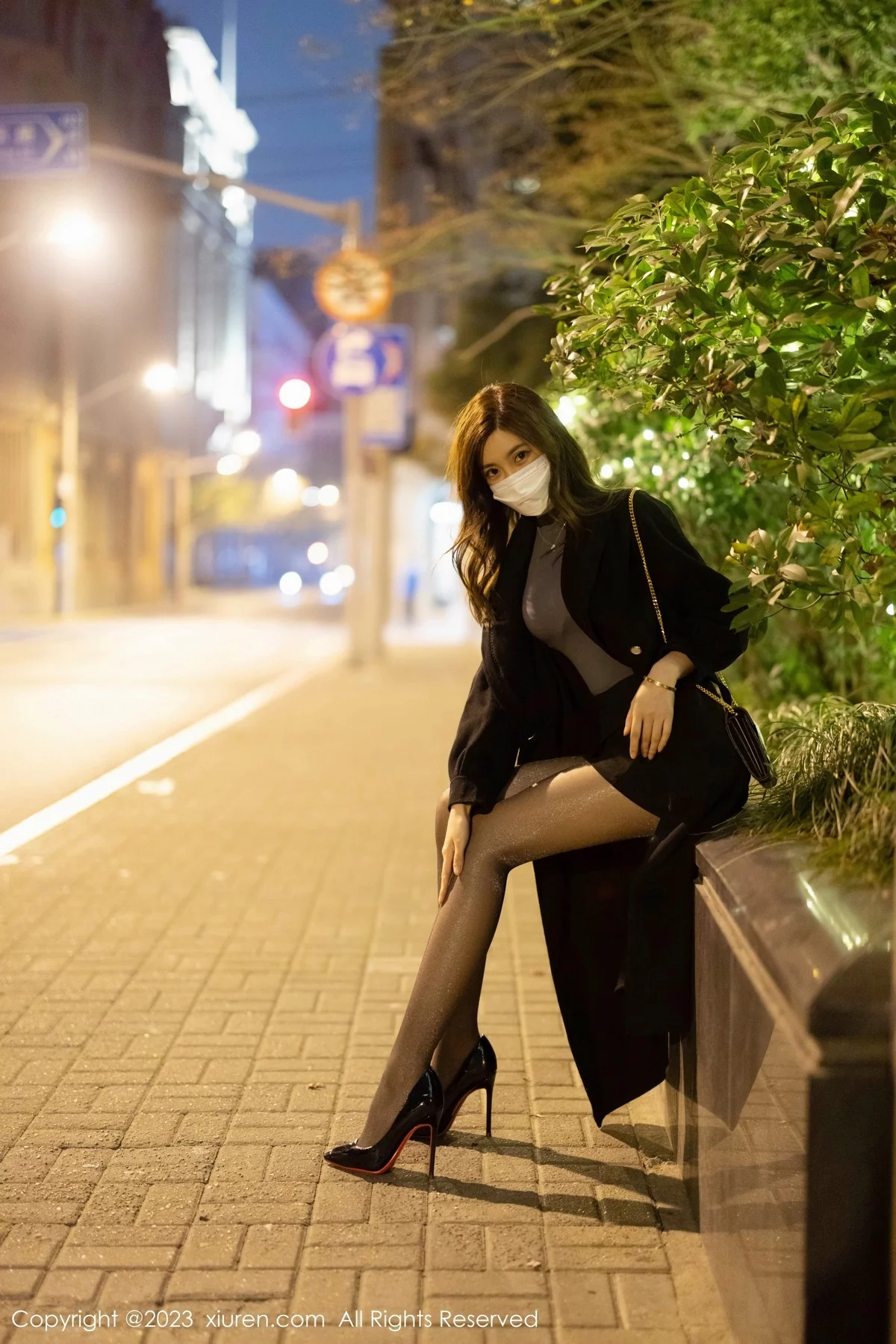 XiuRen第6395期_女神绮里嘉ula深灰色收身上衣配黑短裙露性感灰色内衣诱惑写真79P
