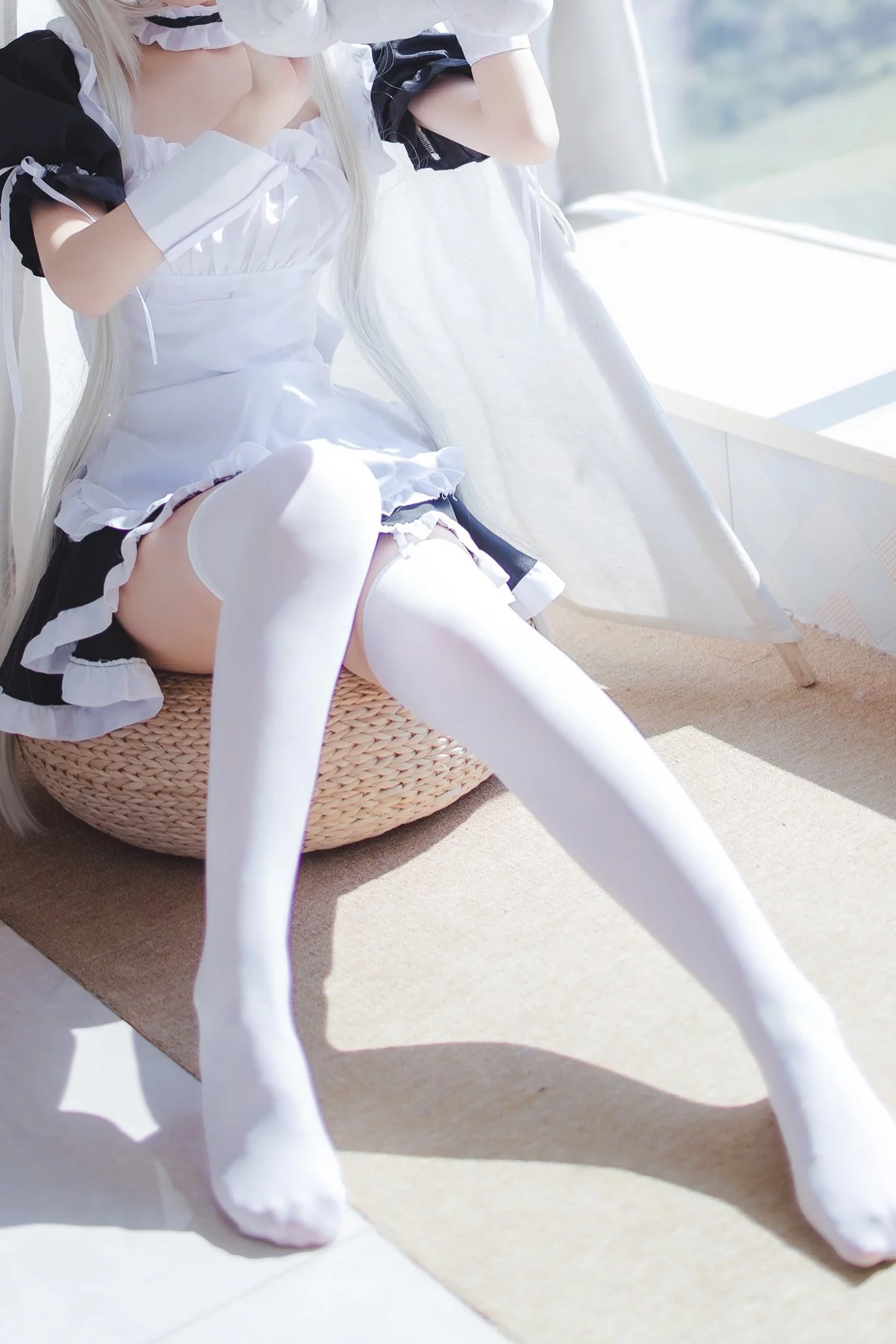 网络美女Coser衣衣穹妹女仆主题性感黑白女仆装配白丝吊袜秀美腿诱惑写真28P