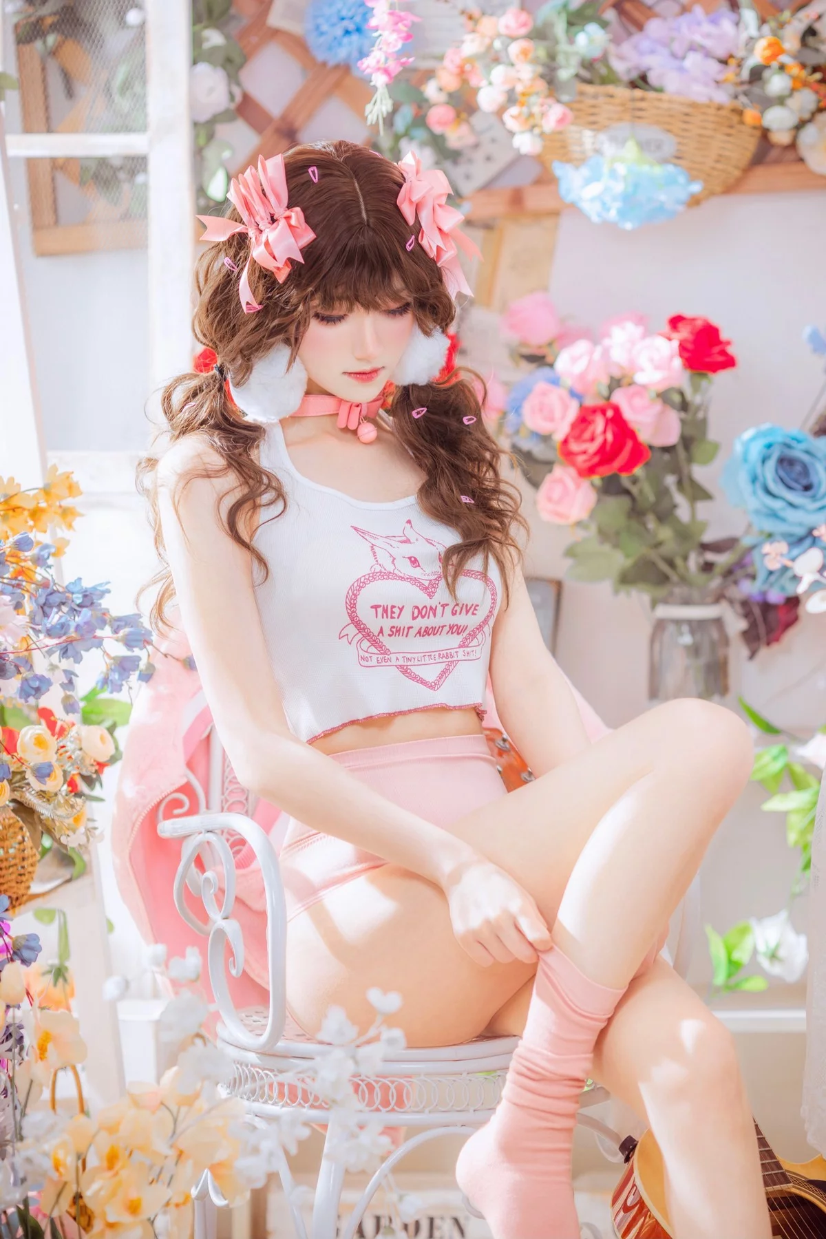 动漫博主南桃Momoko少女吉他与蝴蝶结主题性感红色上衣配红色短裤诱惑写真28P