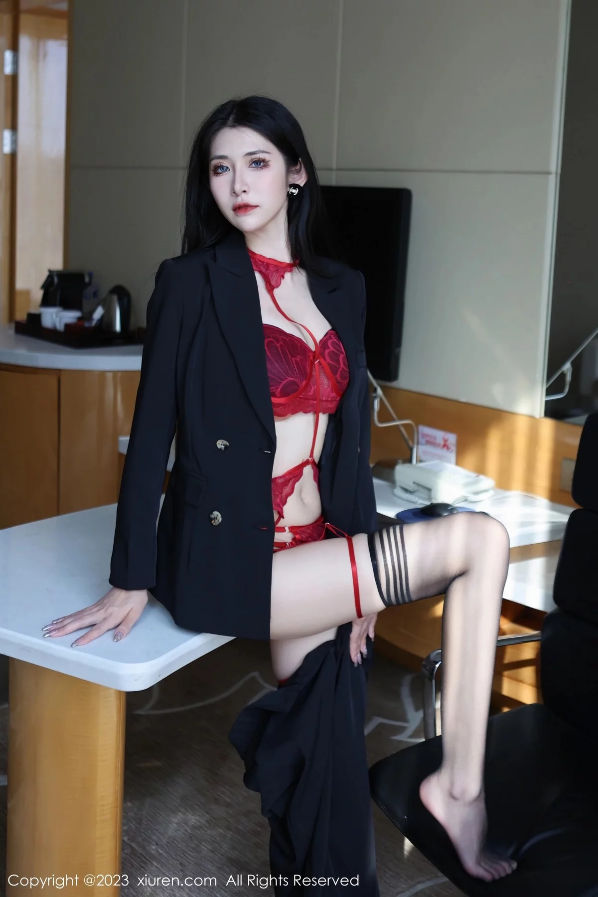 XiuRen第6402期_新人依娜Yina脱深色西服露红色蕾丝内衣秀曼妙身姿诱惑写真112P