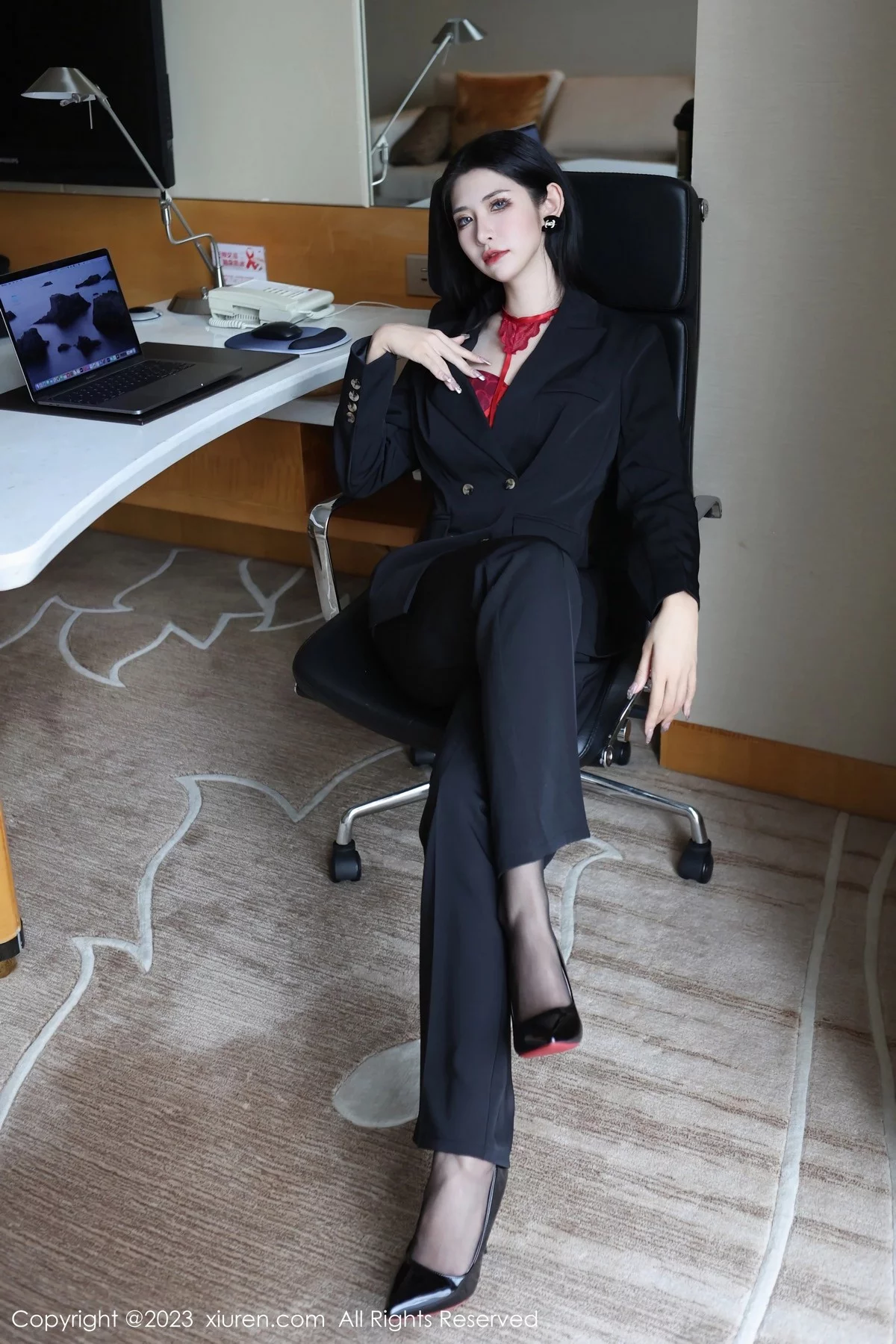 XiuRen第6402期_新人依娜Yina脱深色西服露红色蕾丝内衣秀曼妙身姿诱惑写真112P