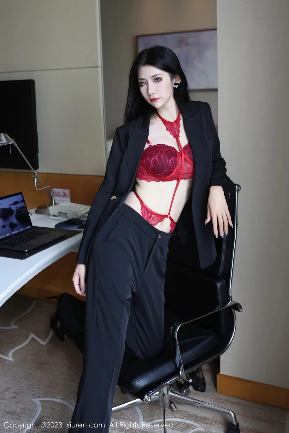 XiuRen第6402期_新人依娜Yina脱深色西服露红色蕾丝内衣秀曼妙身姿诱惑写真112P