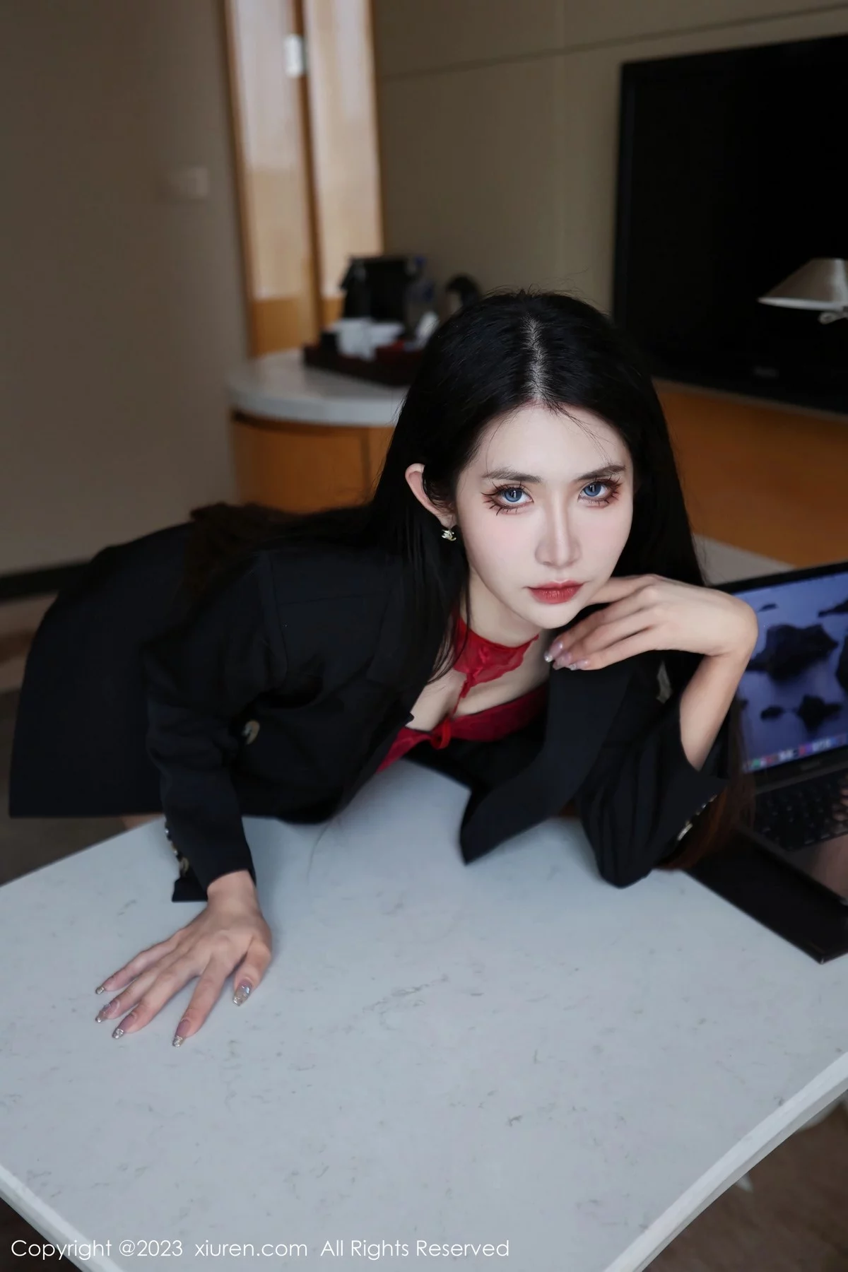 XiuRen第6402期_新人依娜Yina脱深色西服露红色蕾丝内衣秀曼妙身姿诱惑写真112P