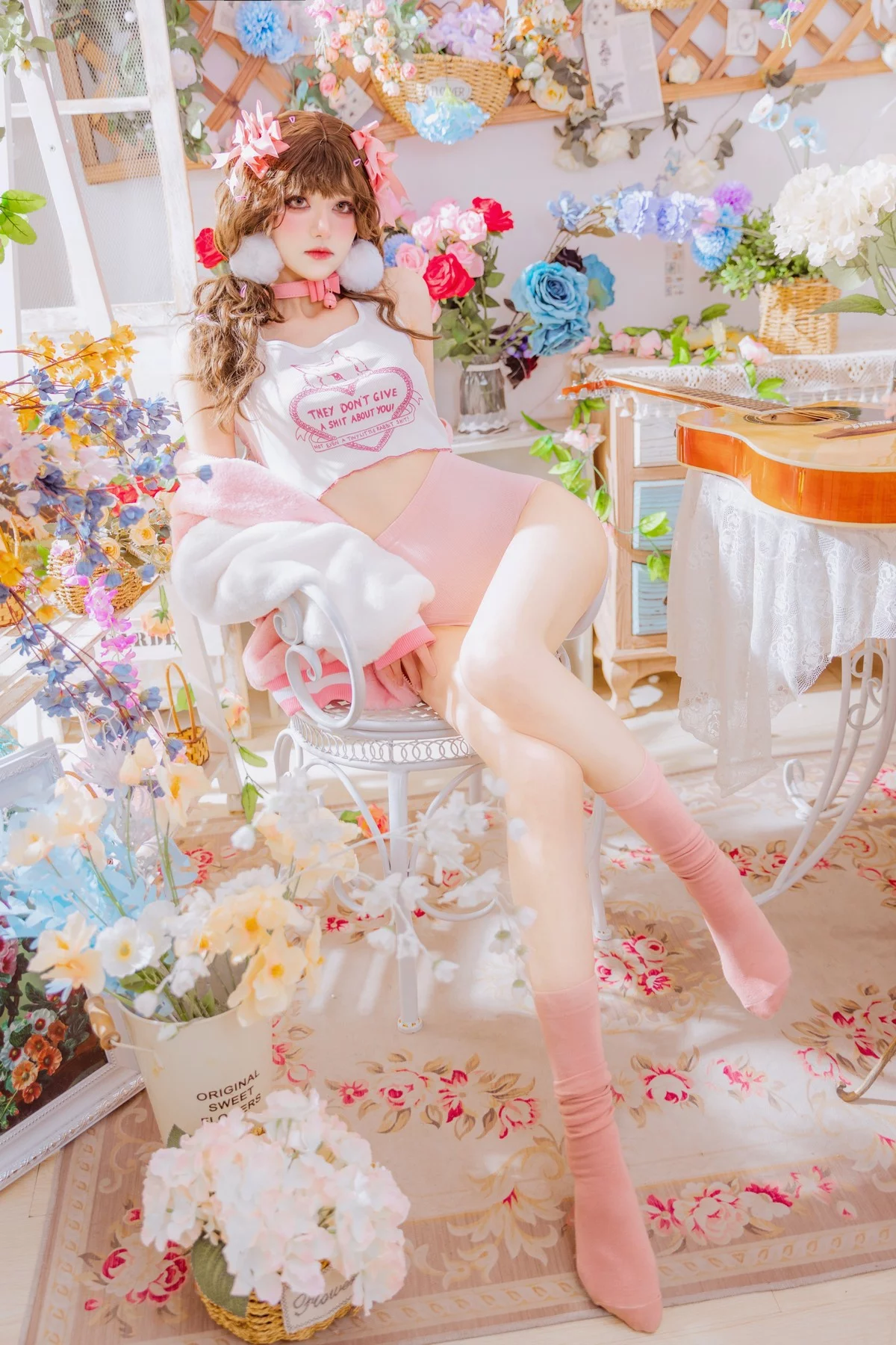 动漫博主南桃Momoko少女吉他与蝴蝶结主题性感红色上衣配红色短裤诱惑写真28P