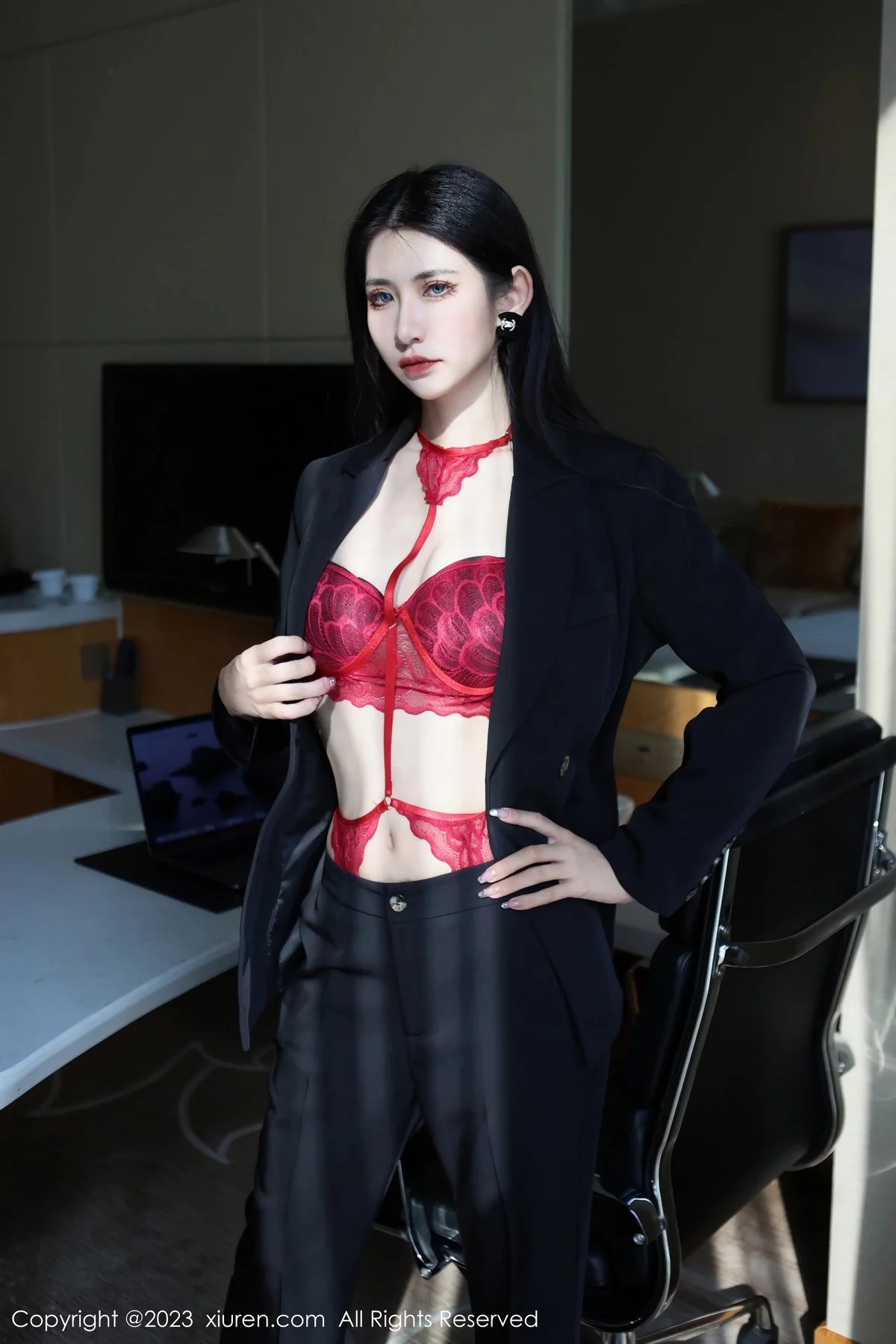XiuRen第6402期_新人依娜Yina脱深色西服露红色蕾丝内衣秀曼妙身姿诱惑写真112P