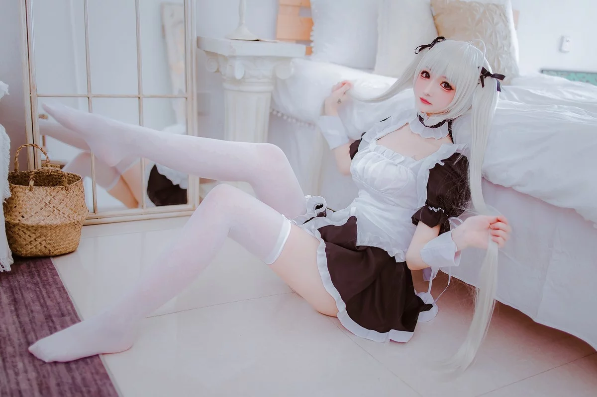 网络美女Coser衣衣穹妹女仆主题性感黑白女仆装配白丝吊袜秀美腿诱惑写真28P