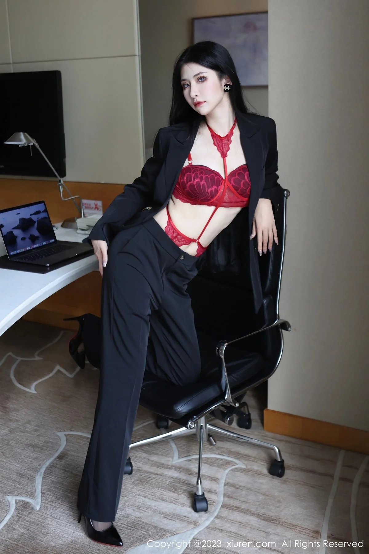 XiuRen第6402期_新人依娜Yina脱深色西服露红色蕾丝内衣秀曼妙身姿诱惑写真112P