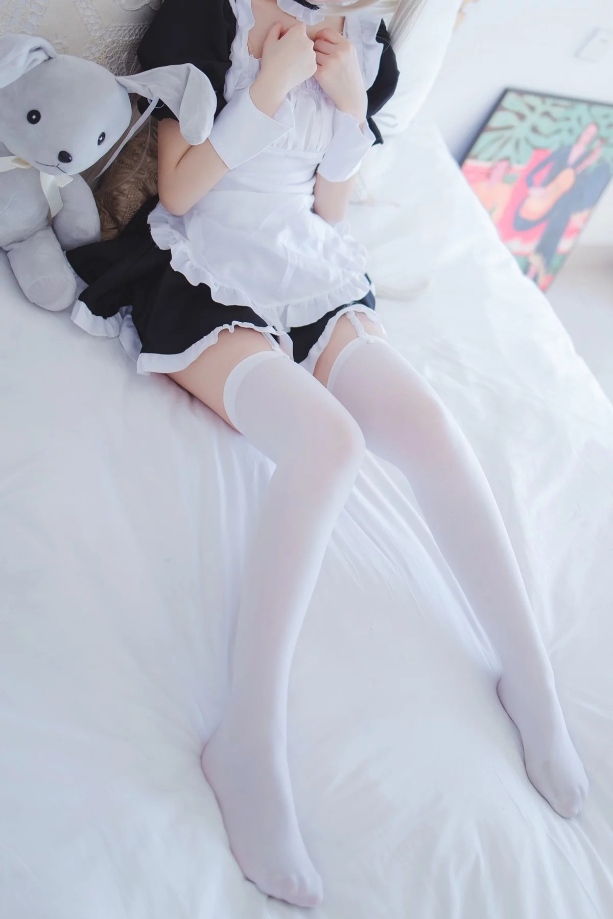 网络美女Coser衣衣穹妹女仆主题性感黑白女仆装配白丝吊袜秀美腿诱惑写真28P