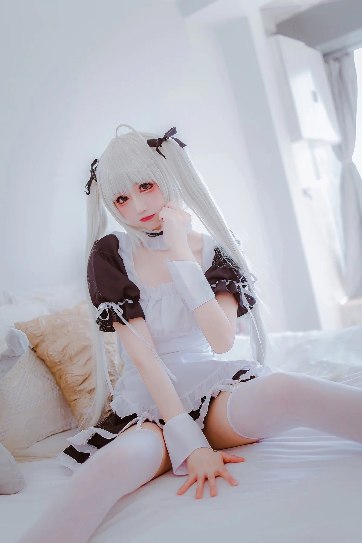 网络美女Coser衣衣穹妹女仆主题性感黑白女仆装配白丝吊袜秀美腿诱惑写真28P