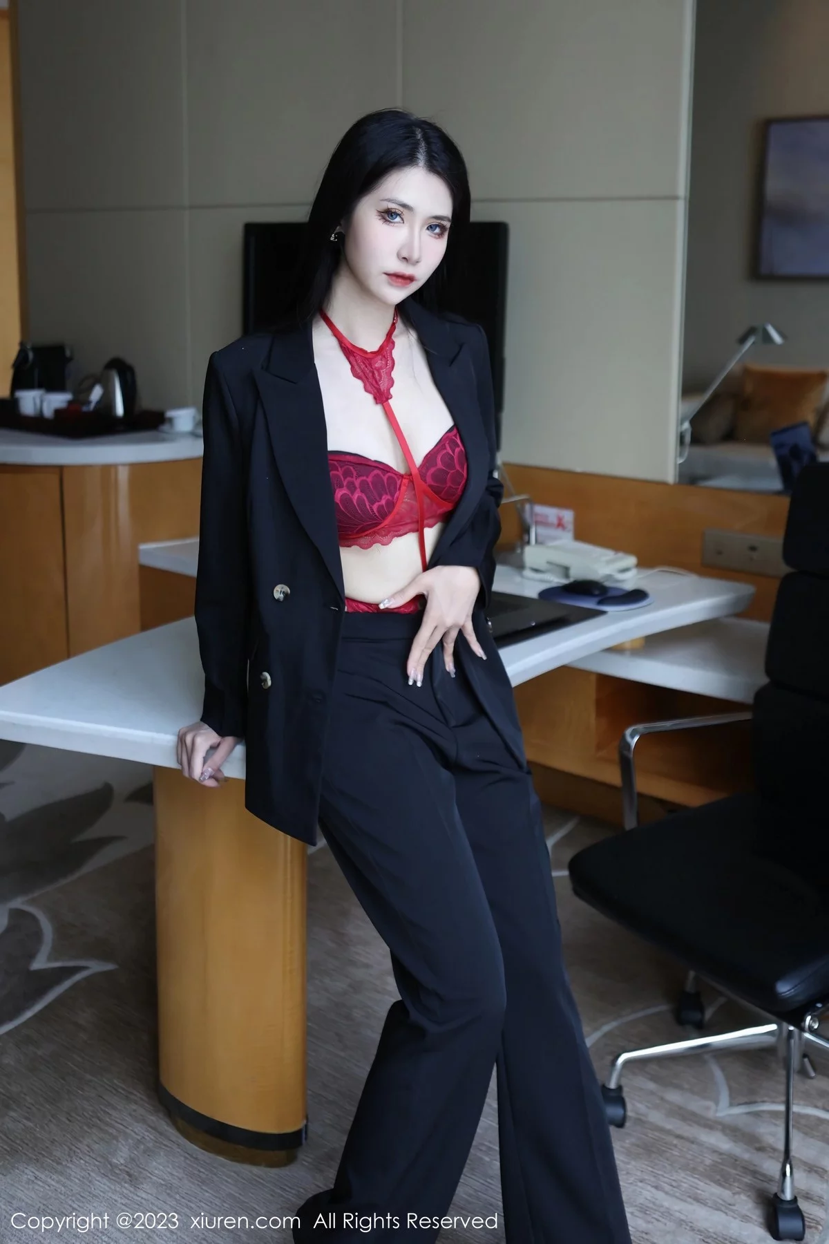 XiuRen第6402期_新人依娜Yina脱深色西服露红色蕾丝内衣秀曼妙身姿诱惑写真112P