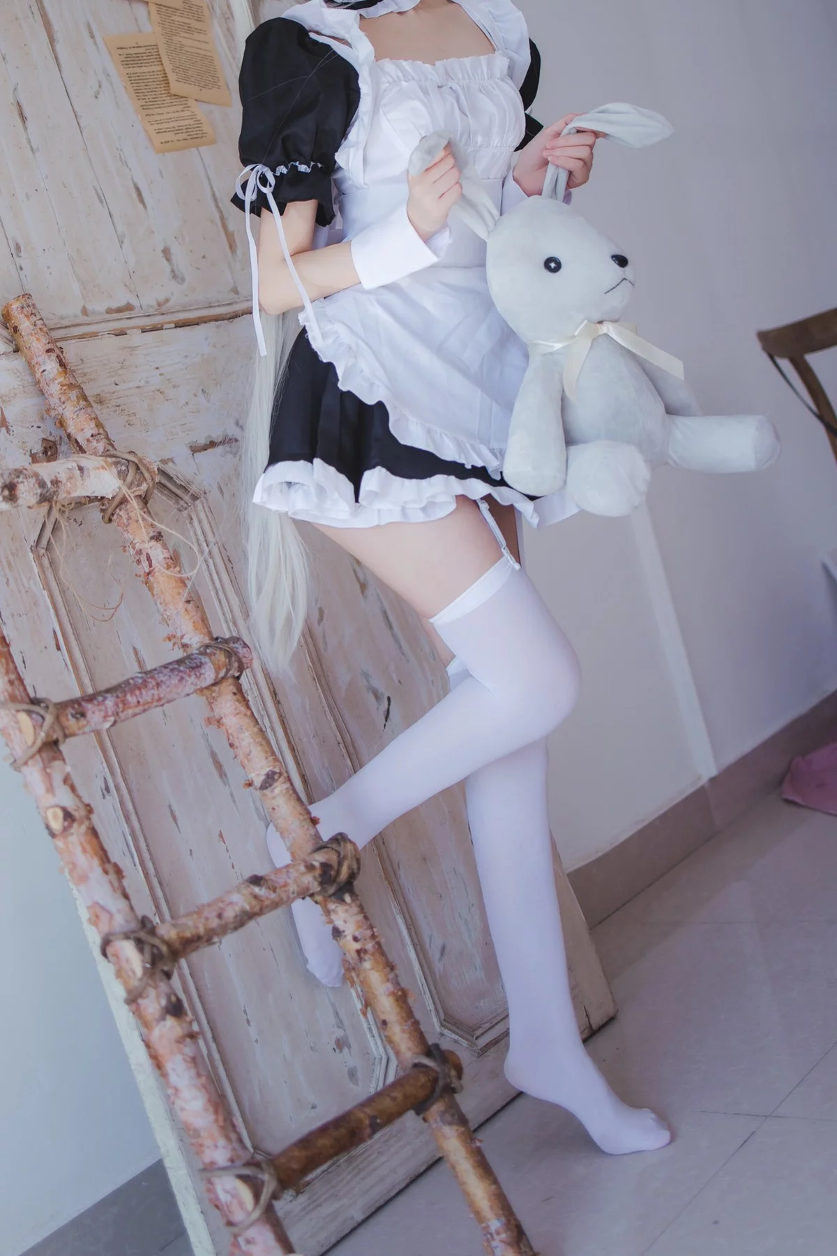 网络美女Coser衣衣穹妹女仆主题性感黑白女仆装配白丝吊袜秀美腿诱惑写真28P
