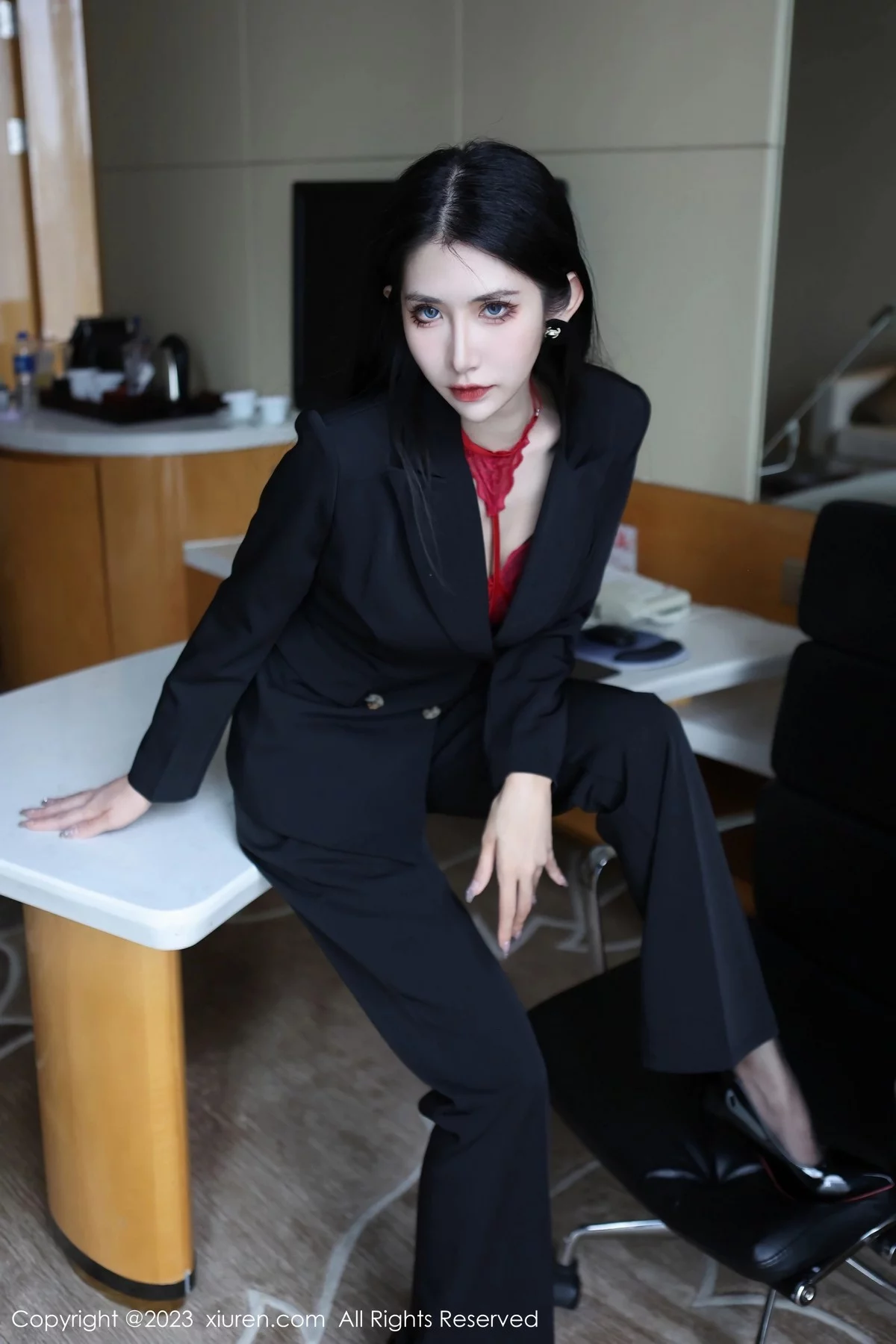 XiuRen第6402期_新人依娜Yina脱深色西服露红色蕾丝内衣秀曼妙身姿诱惑写真112P