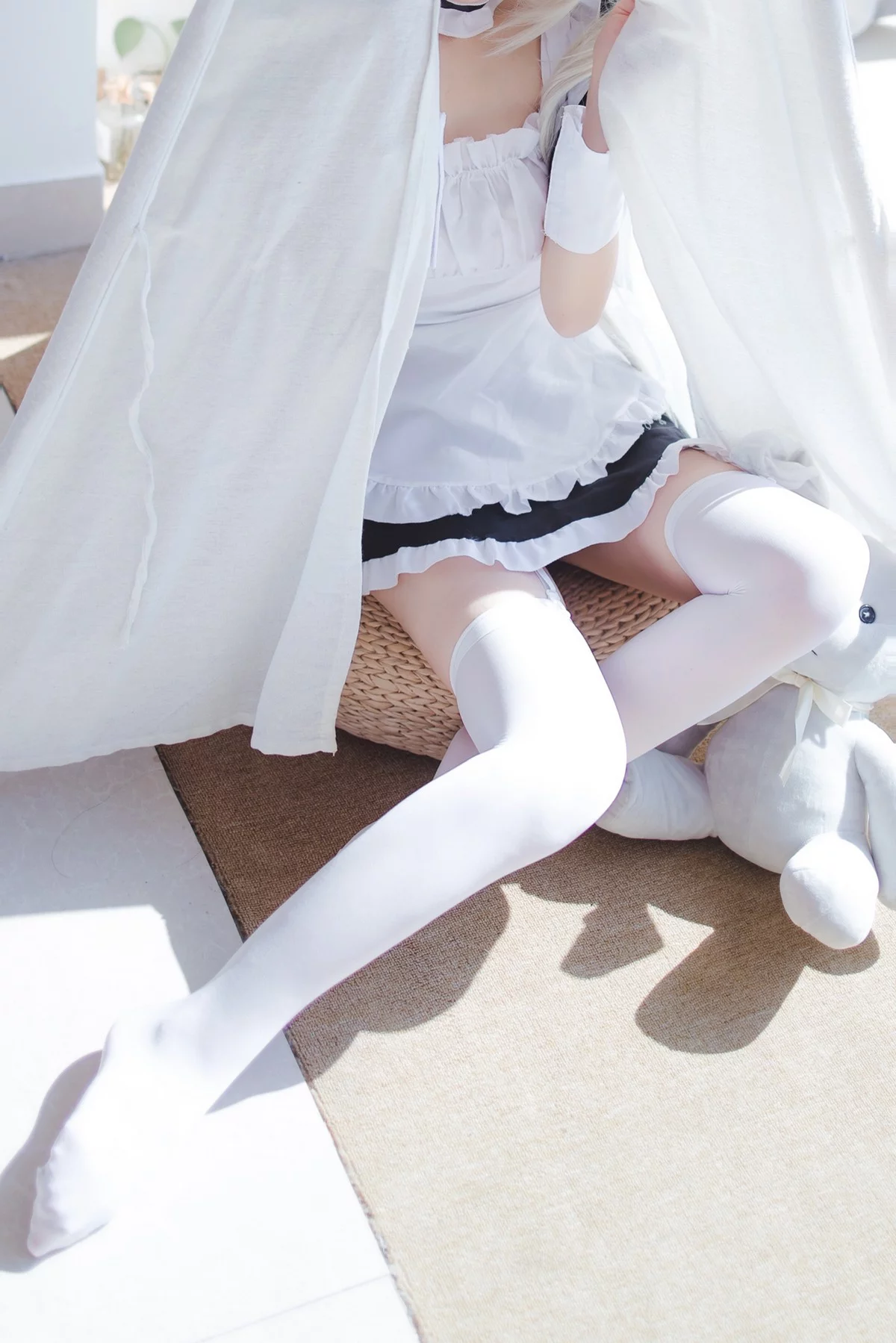 网络美女Coser衣衣穹妹女仆主题性感黑白女仆装配白丝吊袜秀美腿诱惑写真28P