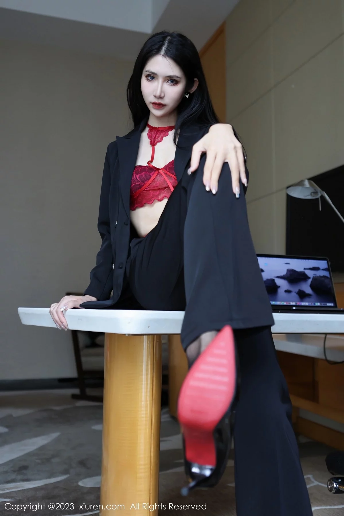 XiuRen第6402期_新人依娜Yina脱深色西服露红色蕾丝内衣秀曼妙身姿诱惑写真112P