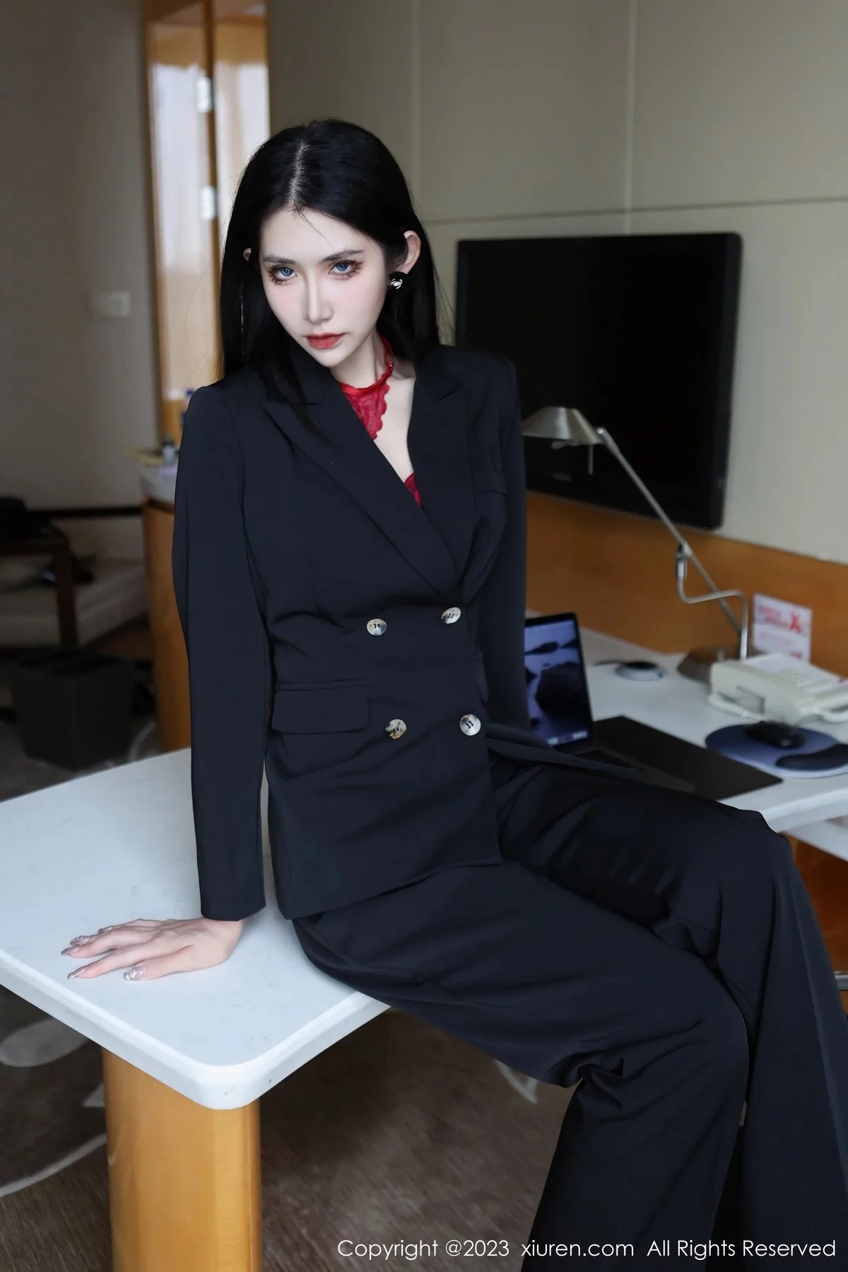 XiuRen第6402期_新人依娜Yina脱深色西服露红色蕾丝内衣秀曼妙身姿诱惑写真112P
