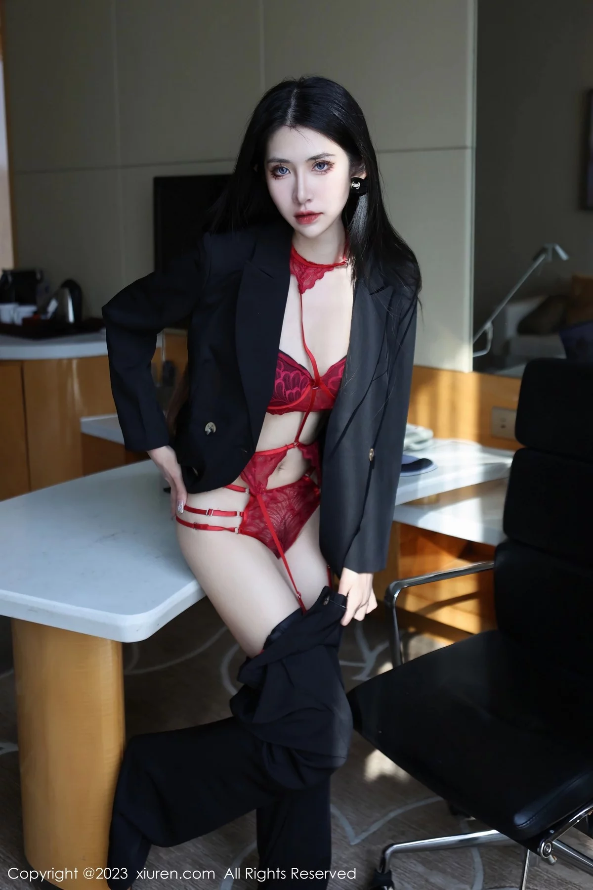XiuRen第6402期_新人依娜Yina脱深色西服露红色蕾丝内衣秀曼妙身姿诱惑写真112P