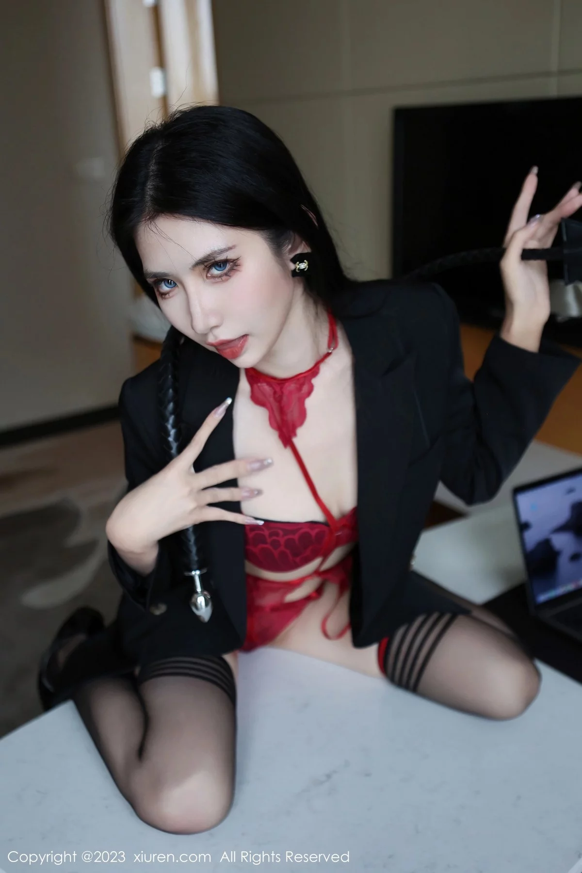 XiuRen第6402期_新人依娜Yina脱深色西服露红色蕾丝内衣秀曼妙身姿诱惑写真112P