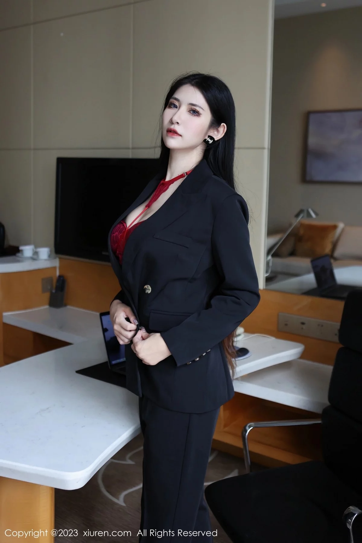 XiuRen第6402期_新人依娜Yina脱深色西服露红色蕾丝内衣秀曼妙身姿诱惑写真112P