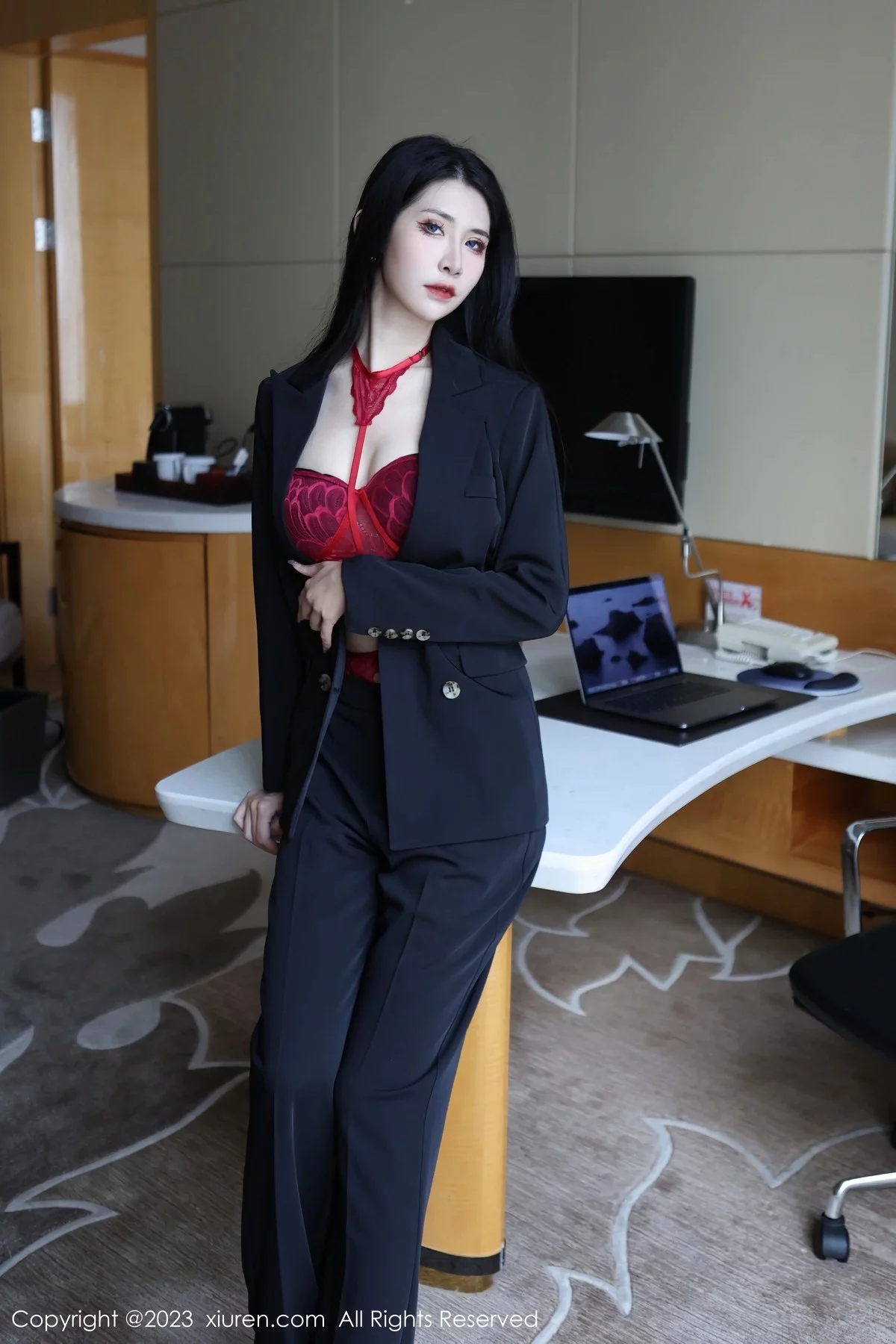 XiuRen第6402期_新人依娜Yina脱深色西服露红色蕾丝内衣秀曼妙身姿诱惑写真112P