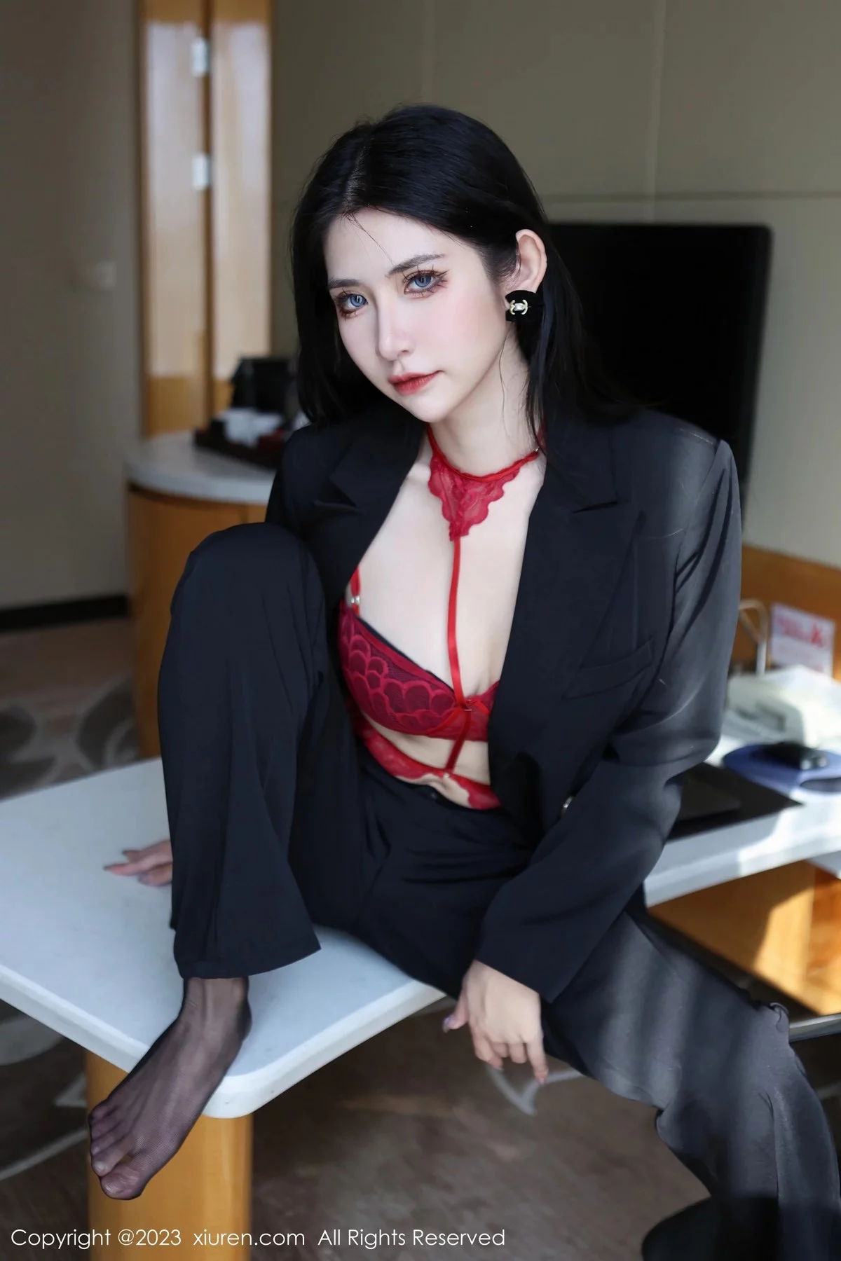 XiuRen第6402期_新人依娜Yina脱深色西服露红色蕾丝内衣秀曼妙身姿诱惑写真112P