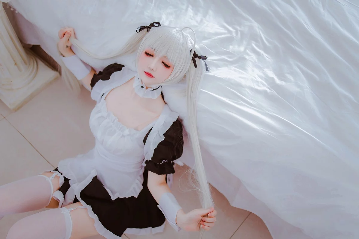 网络美女Coser衣衣穹妹女仆主题性感黑白女仆装配白丝吊袜秀美腿诱惑写真28P