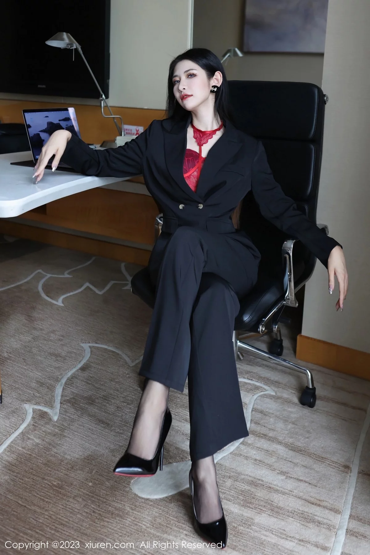 XiuRen第6402期_新人依娜Yina脱深色西服露红色蕾丝内衣秀曼妙身姿诱惑写真112P