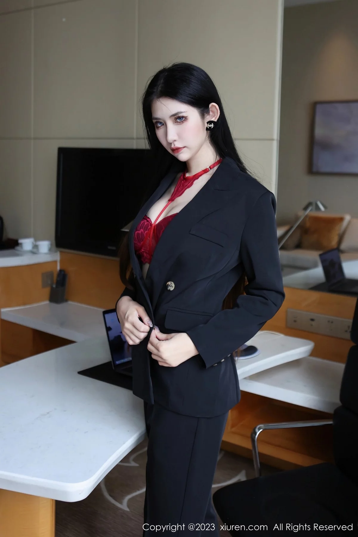 XiuRen第6402期_新人依娜Yina脱深色西服露红色蕾丝内衣秀曼妙身姿诱惑写真112P