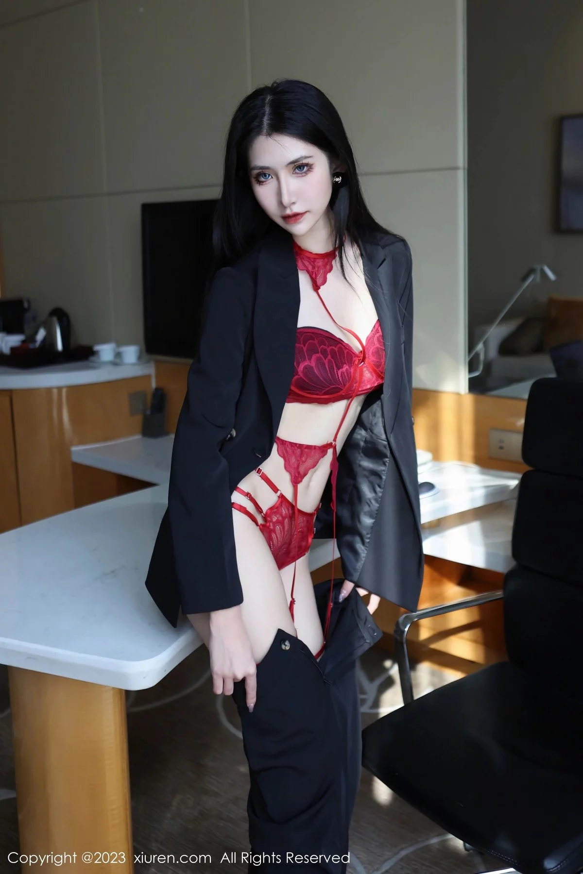 XiuRen第6402期_新人依娜Yina脱深色西服露红色蕾丝内衣秀曼妙身姿诱惑写真112P