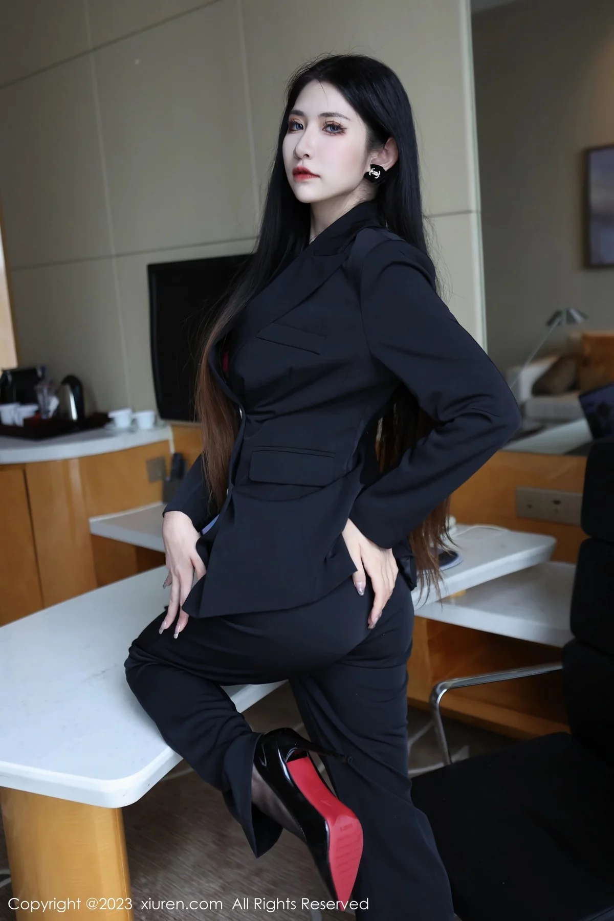 XiuRen第6402期_新人依娜Yina脱深色西服露红色蕾丝内衣秀曼妙身姿诱惑写真112P