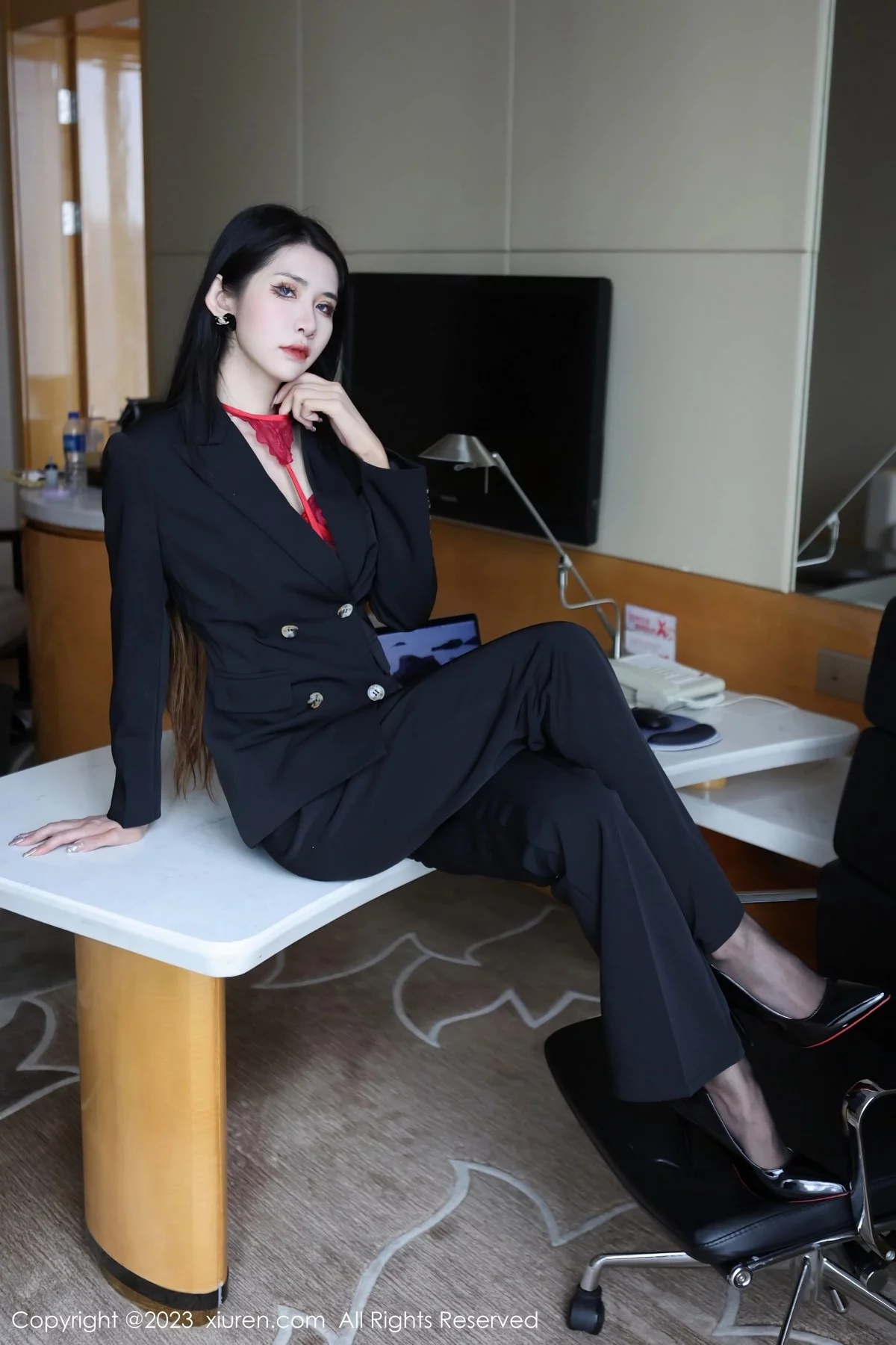 XiuRen第6402期_新人依娜Yina脱深色西服露红色蕾丝内衣秀曼妙身姿诱惑写真112P
