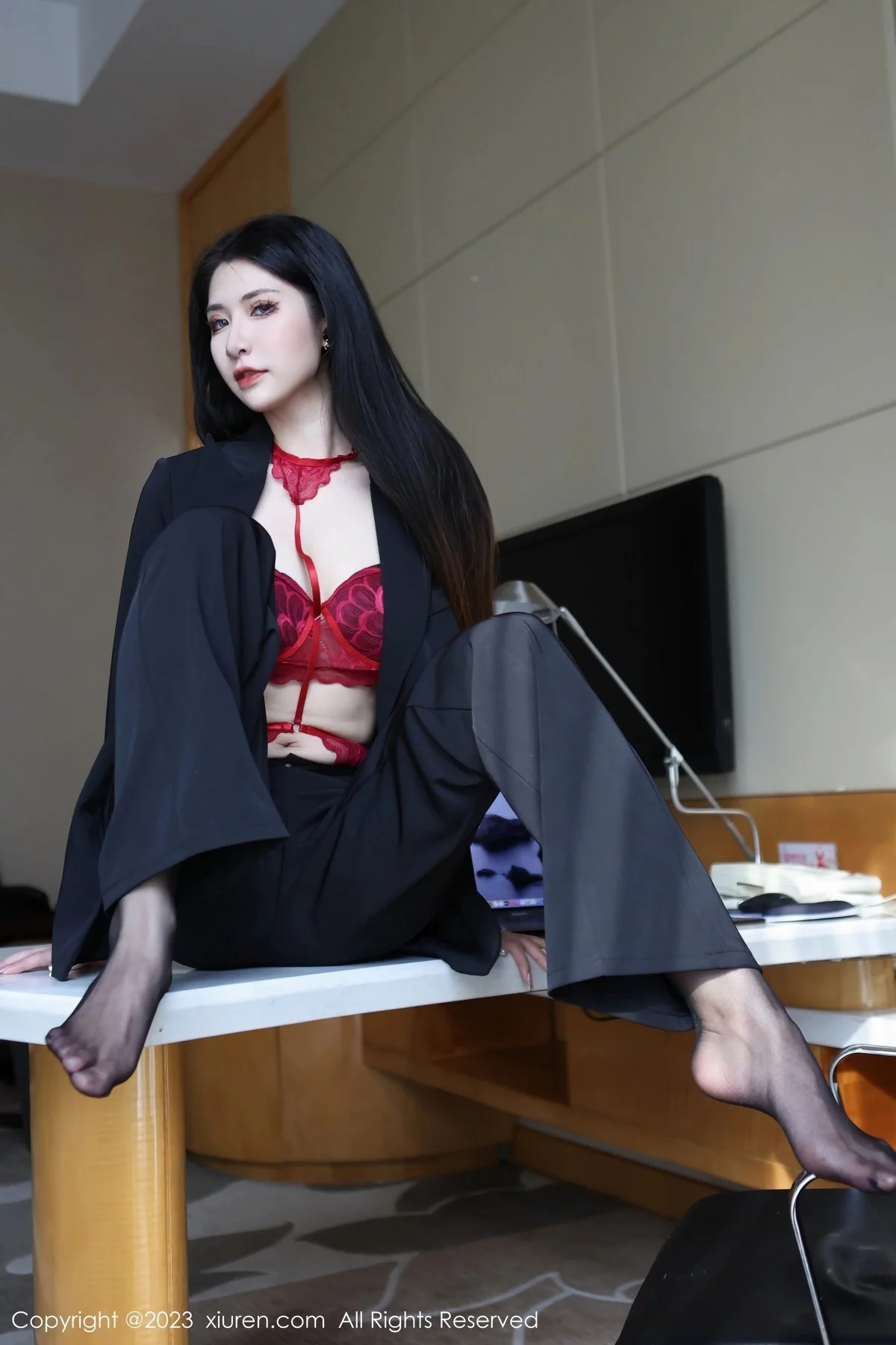 XiuRen第6402期_新人依娜Yina脱深色西服露红色蕾丝内衣秀曼妙身姿诱惑写真112P