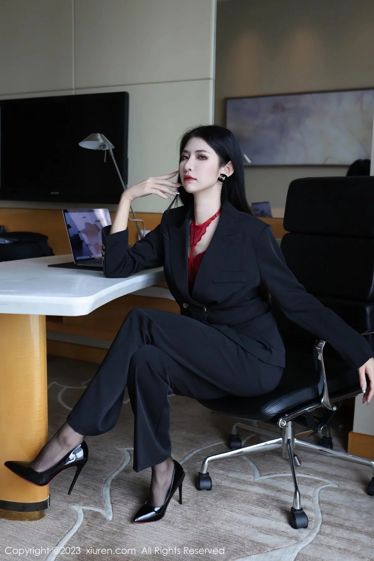 XiuRen第6402期_新人依娜Yina脱深色西服露红色蕾丝内衣秀曼妙身姿诱惑写真112P