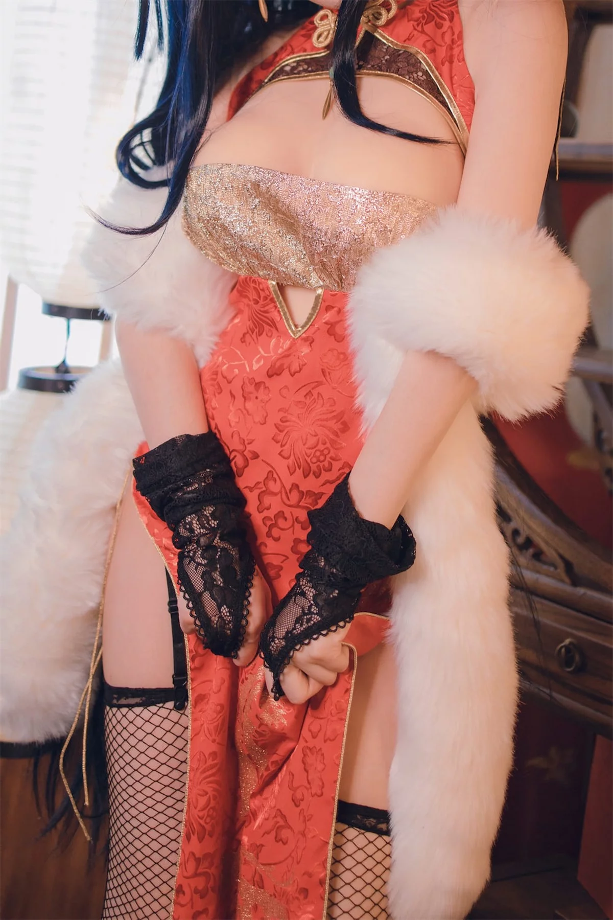 网络美女Coser衣衣碧蓝航线大凤旗袍主题性感红色露胸旗袍配黑丝网袜诱惑写真35P