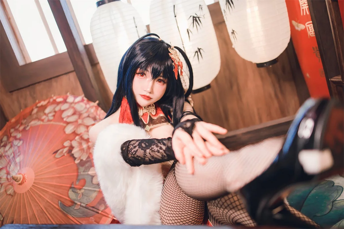 网络美女Coser衣衣碧蓝航线大凤旗袍主题性感红色露胸旗袍配黑丝网袜诱惑写真35P