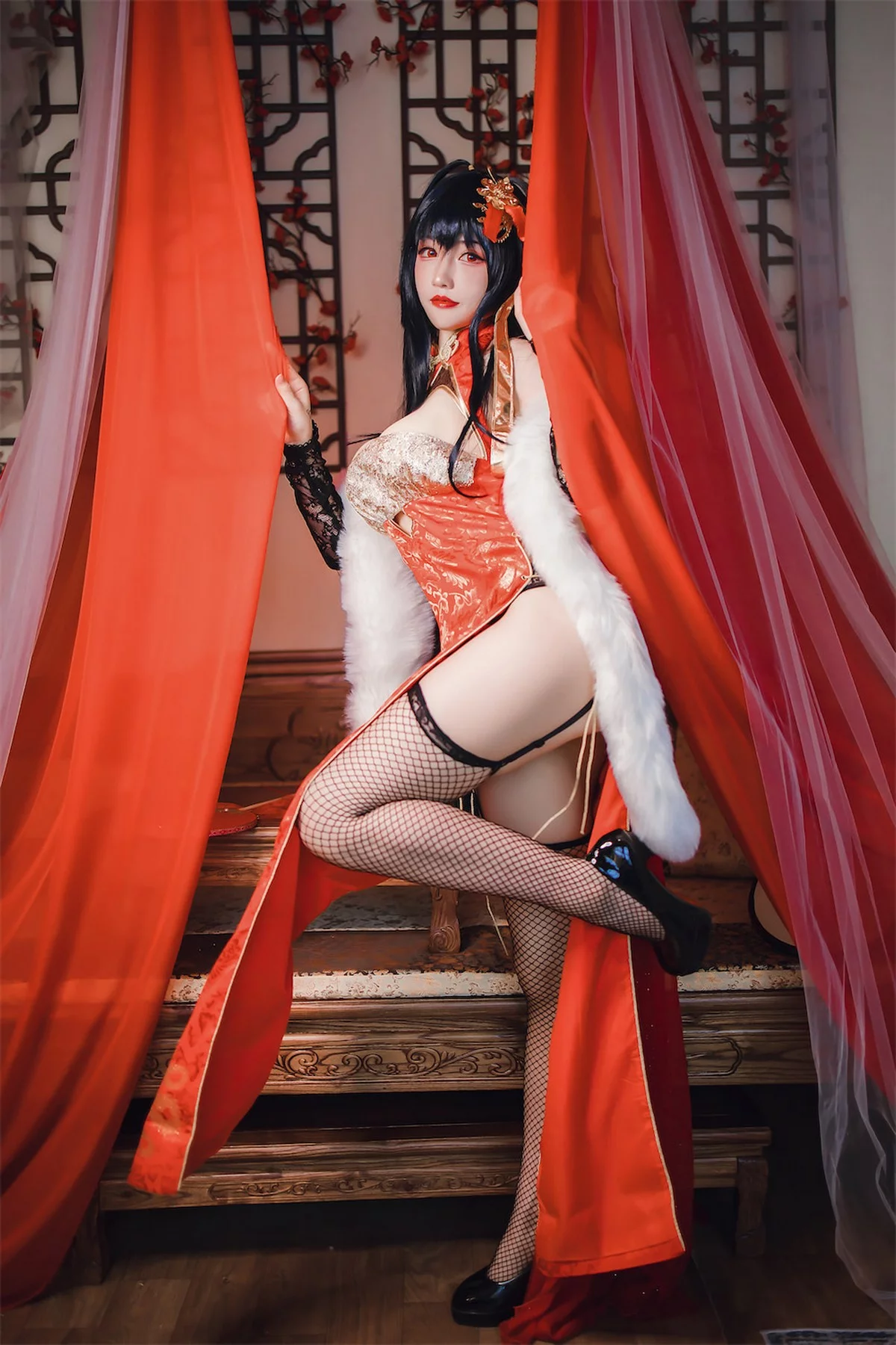 网络美女Coser衣衣碧蓝航线大凤旗袍主题性感红色露胸旗袍配黑丝网袜诱惑写真35P