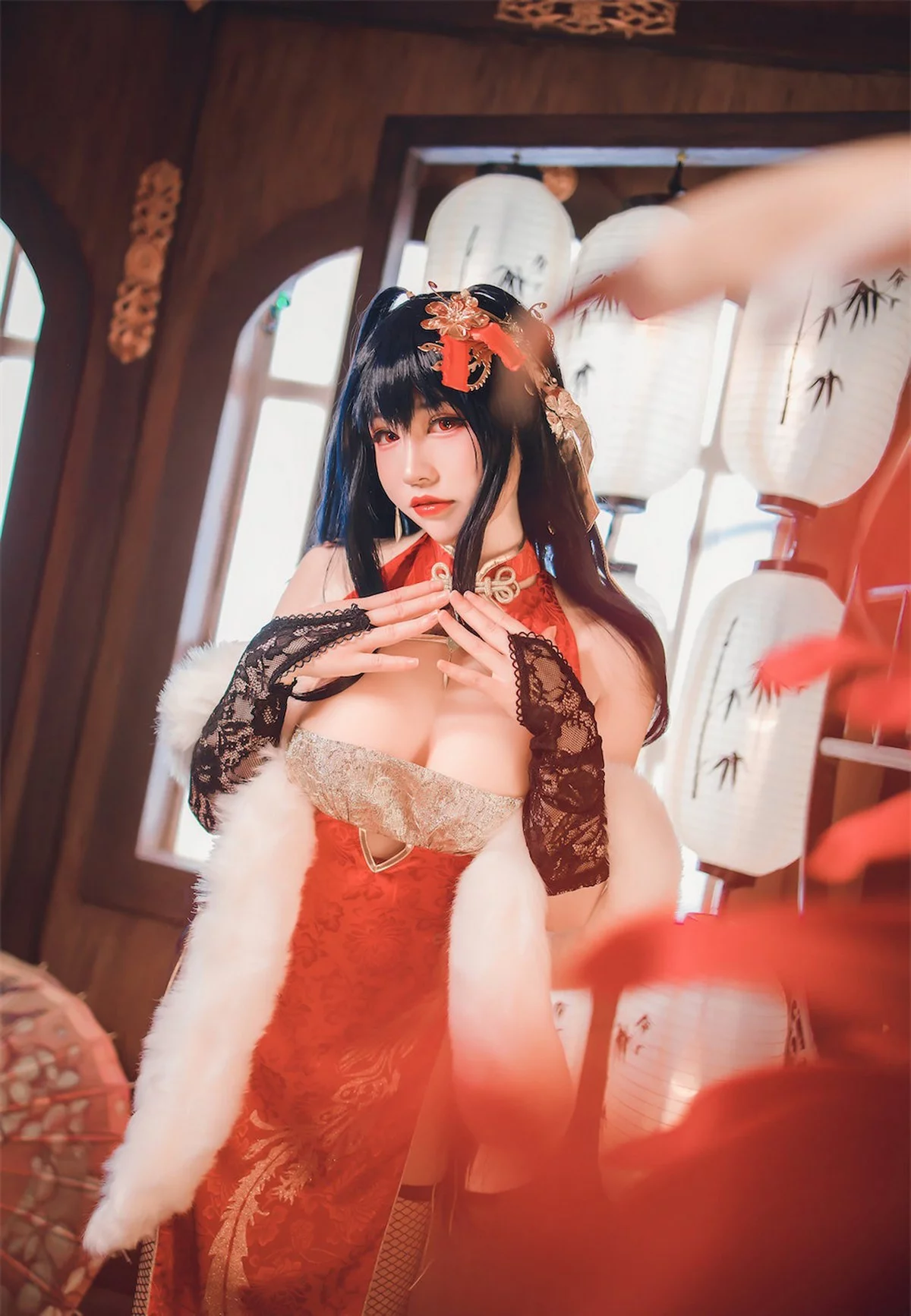 网络美女Coser衣衣碧蓝航线大凤旗袍主题性感红色露胸旗袍配黑丝网袜诱惑写真35P