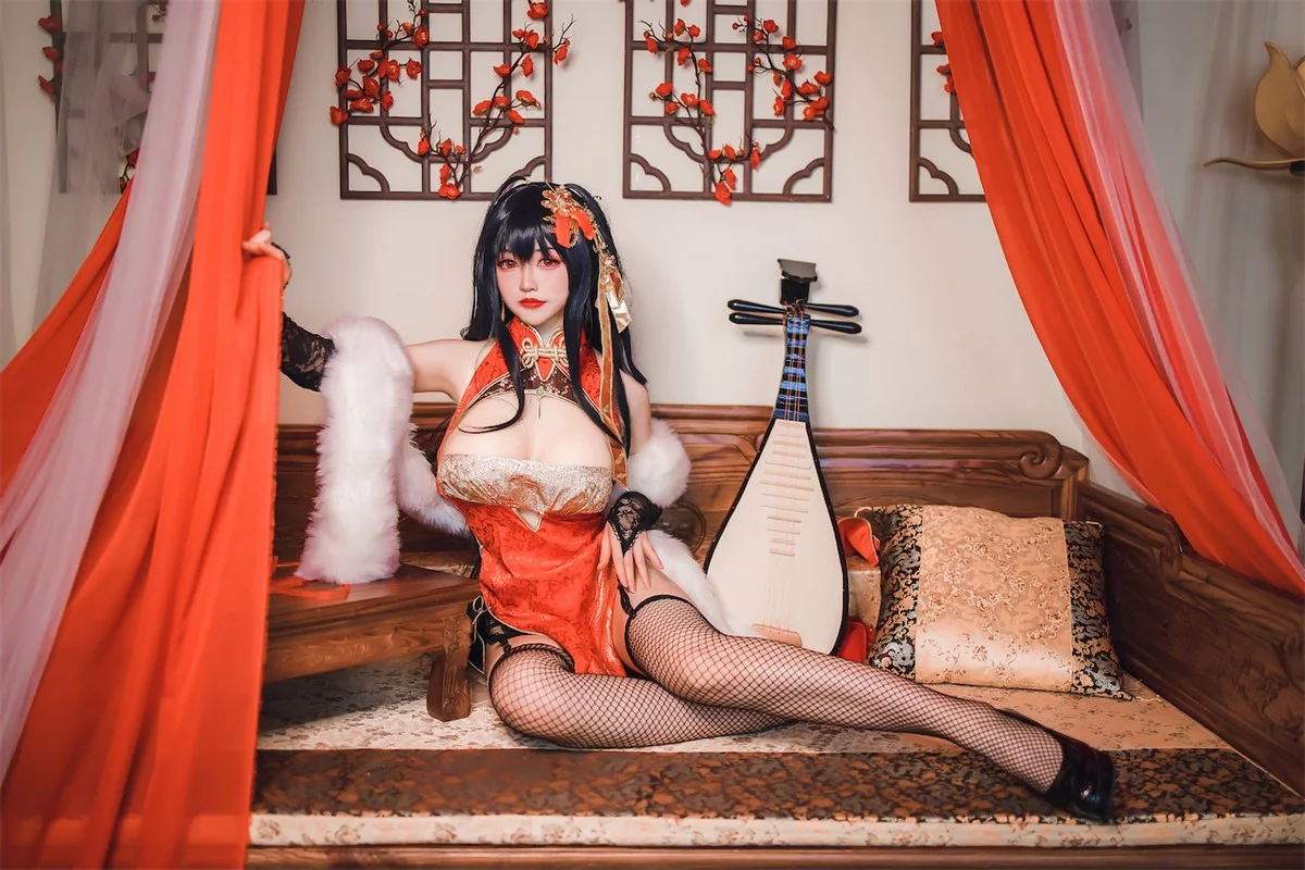 网络美女Coser衣衣碧蓝航线大凤旗袍主题性感红色露胸旗袍配黑丝网袜诱惑写真35P