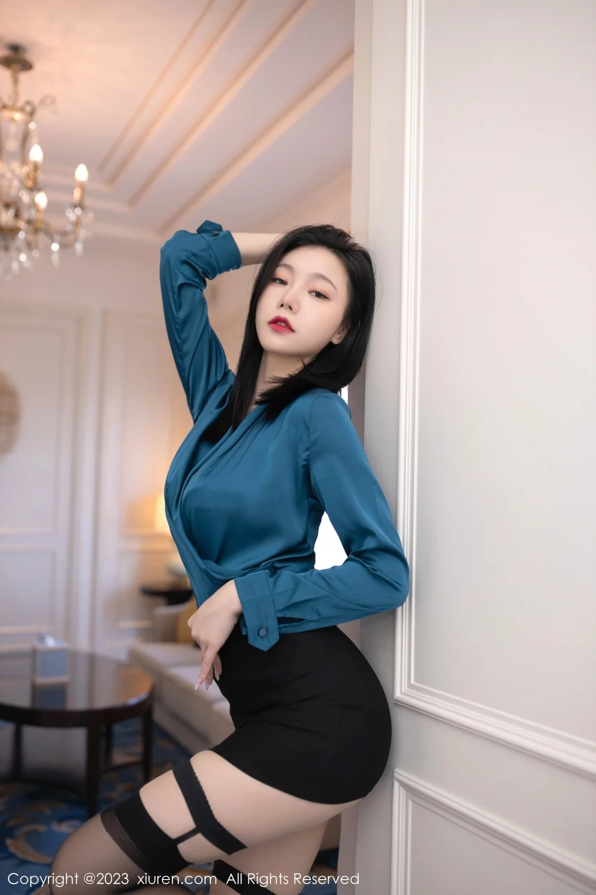XiuRen第6413期_模特安然anran蓝色上衣配黑短裙露紫色内衣秀曼妙身姿诱惑写真80P