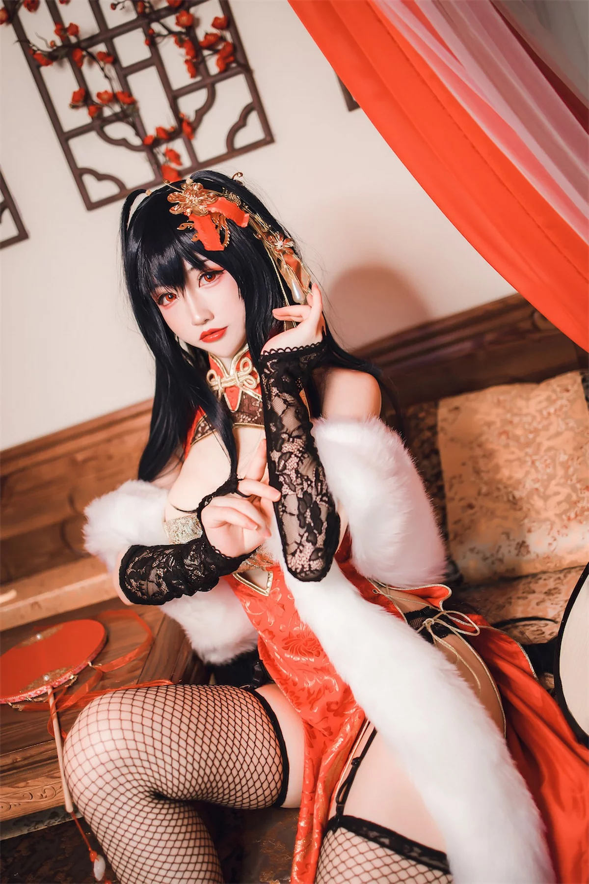 网络美女Coser衣衣碧蓝航线大凤旗袍主题性感红色露胸旗袍配黑丝网袜诱惑写真35P