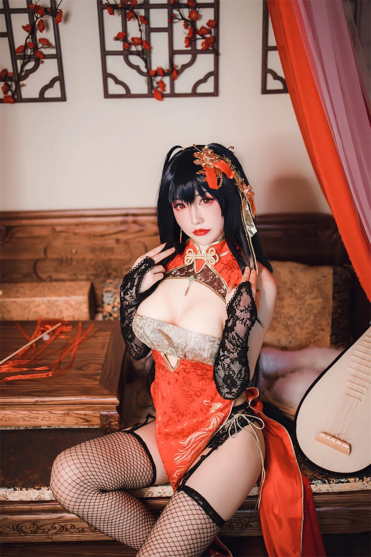 网络美女Coser衣衣碧蓝航线大凤旗袍主题性感红色露胸旗袍配黑丝网袜诱惑写真35P
