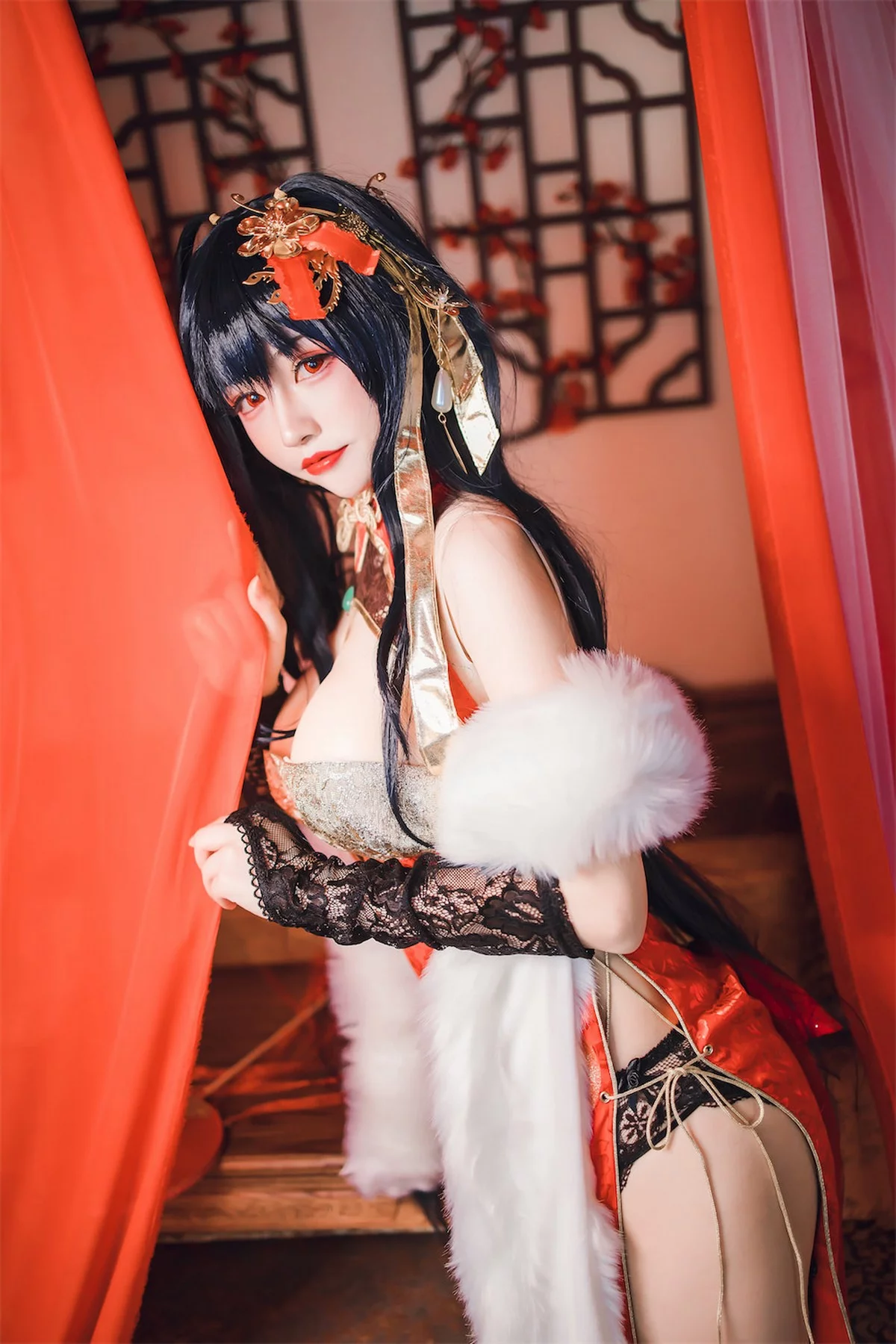 网络美女Coser衣衣碧蓝航线大凤旗袍主题性感红色露胸旗袍配黑丝网袜诱惑写真35P