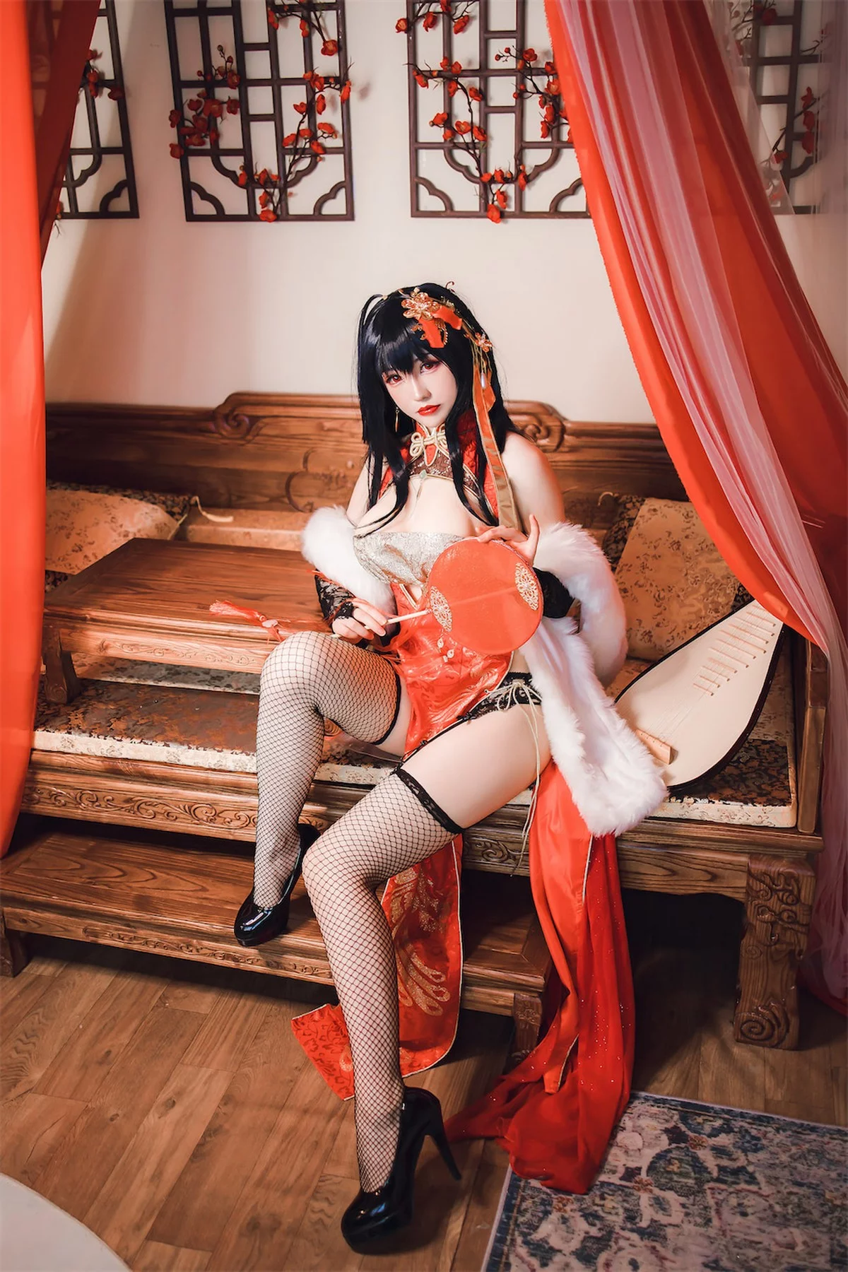 网络美女Coser衣衣碧蓝航线大凤旗袍主题性感红色露胸旗袍配黑丝网袜诱惑写真35P