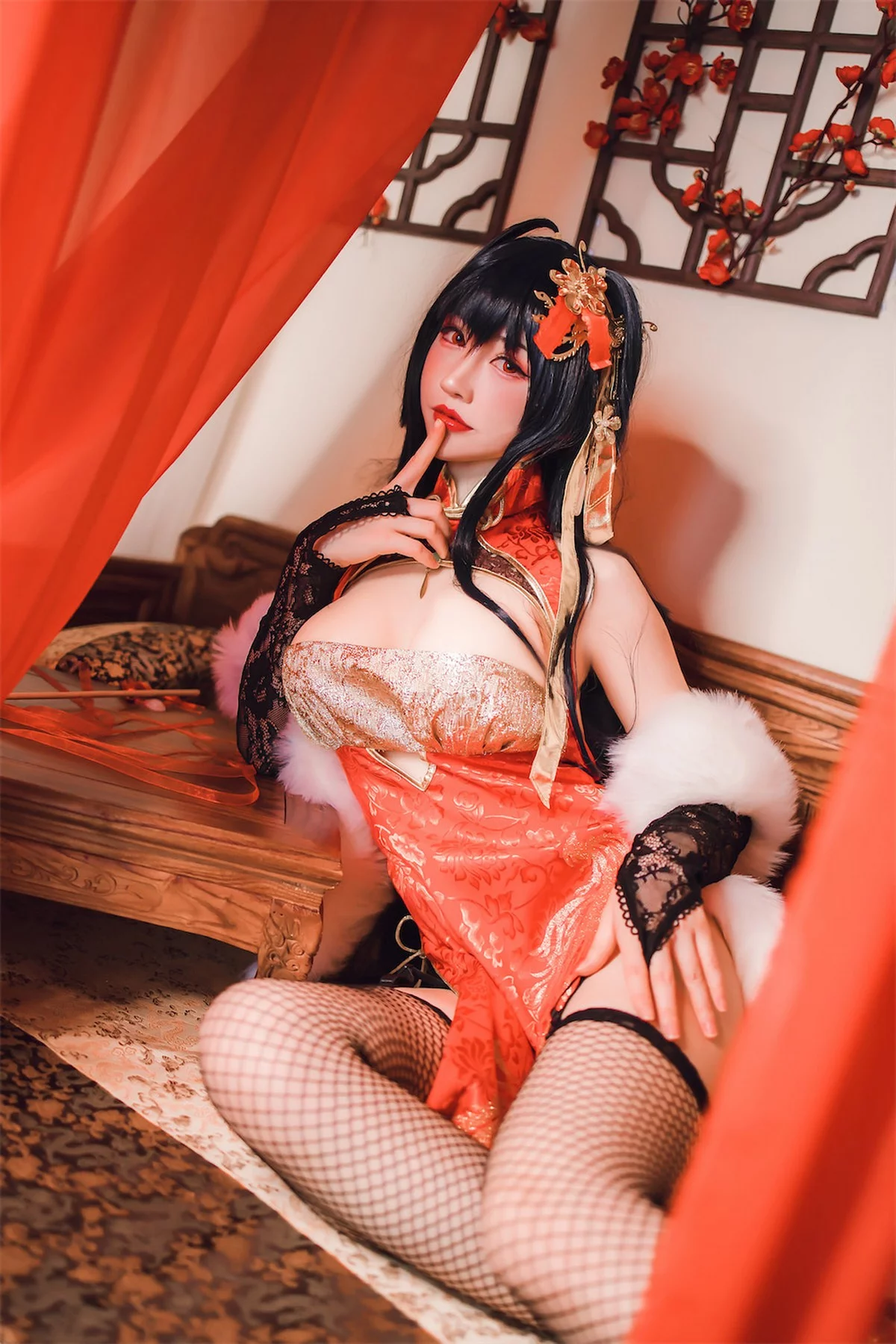 网络美女Coser衣衣碧蓝航线大凤旗袍主题性感红色露胸旗袍配黑丝网袜诱惑写真35P