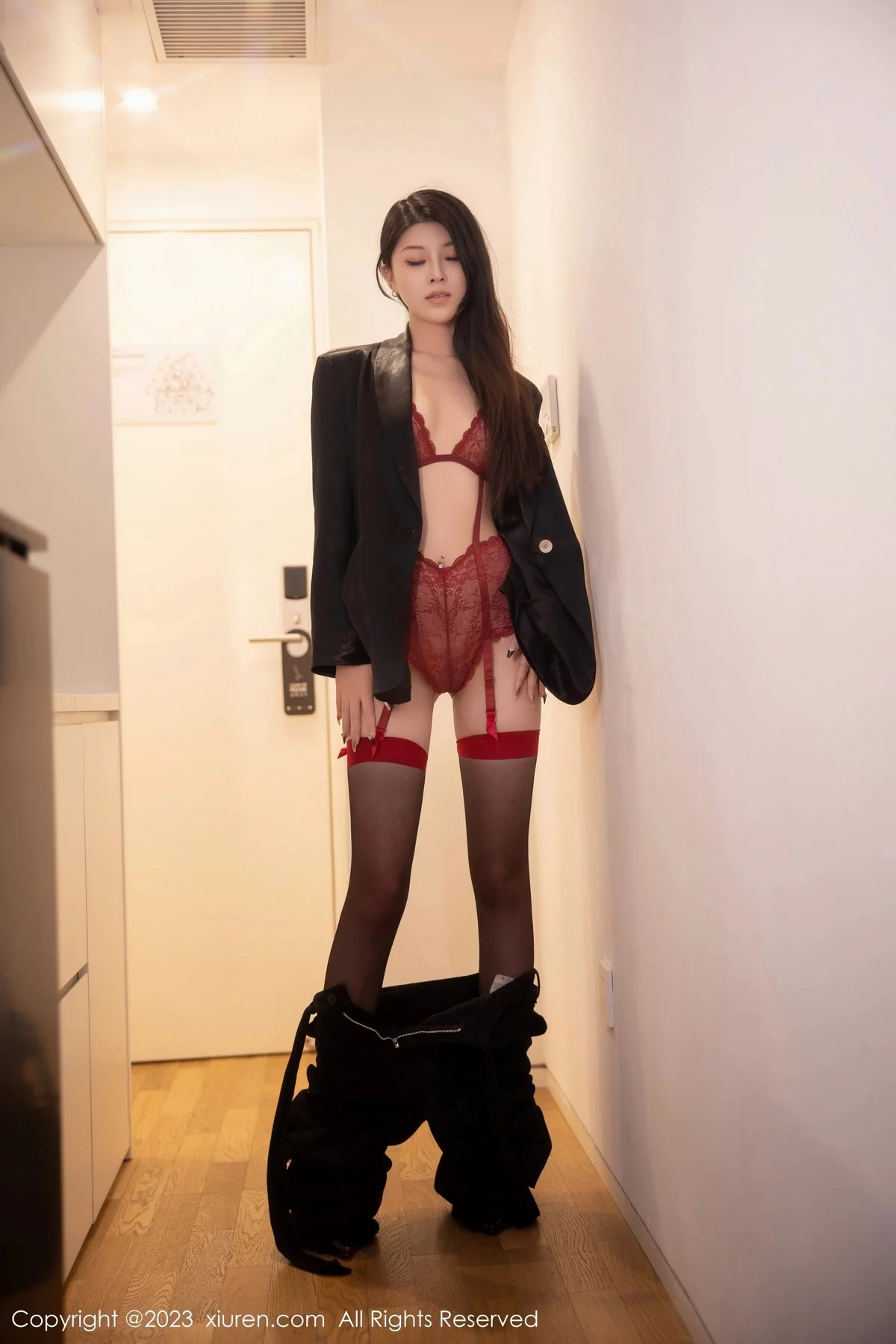 XiuRen第6409期_新人模特四月月脱深色西服露红色蕾丝内衣配黑丝吊袜诱惑写真76P