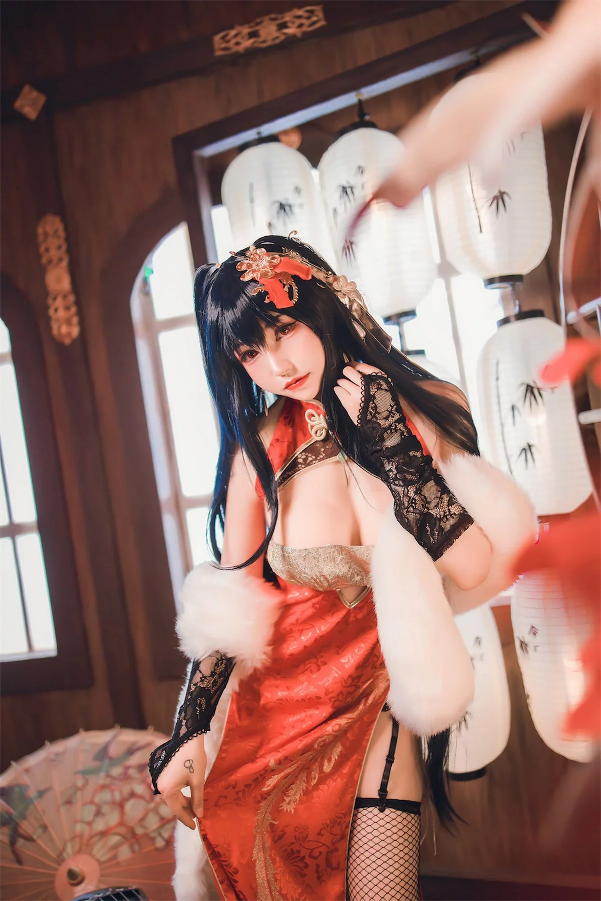 网络美女Coser衣衣碧蓝航线大凤旗袍主题性感红色露胸旗袍配黑丝网袜诱惑写真35P