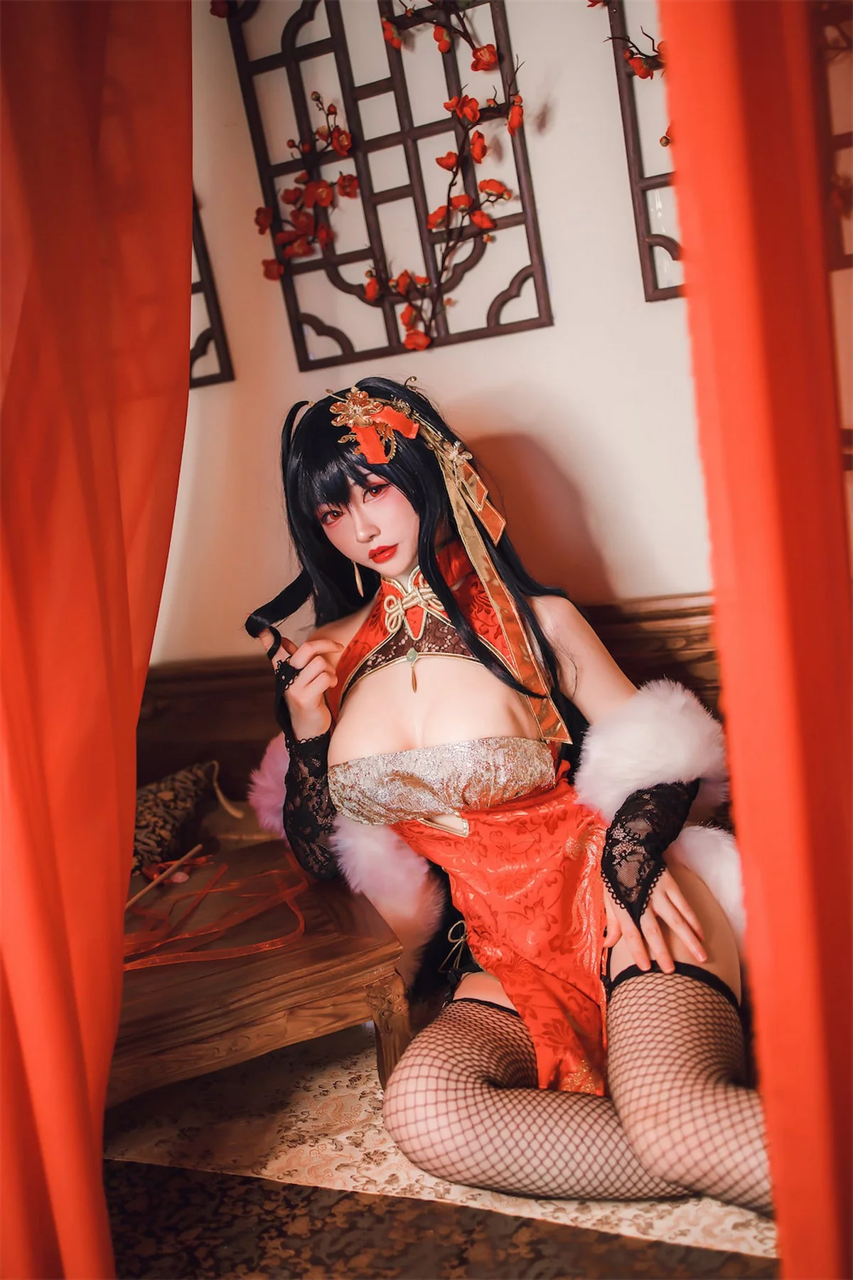 网络美女Coser衣衣碧蓝航线大凤旗袍主题性感红色露胸旗袍配黑丝网袜诱惑写真35P