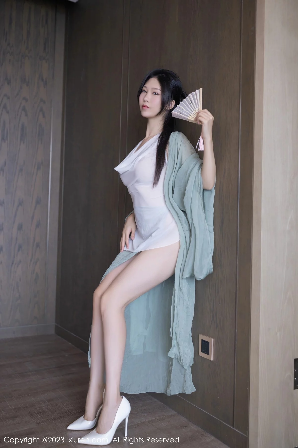 XiuRen第6420期_模特利世性感绿色古装服饰配白色薄纱秀曼妙身姿迷人诱惑写真74P