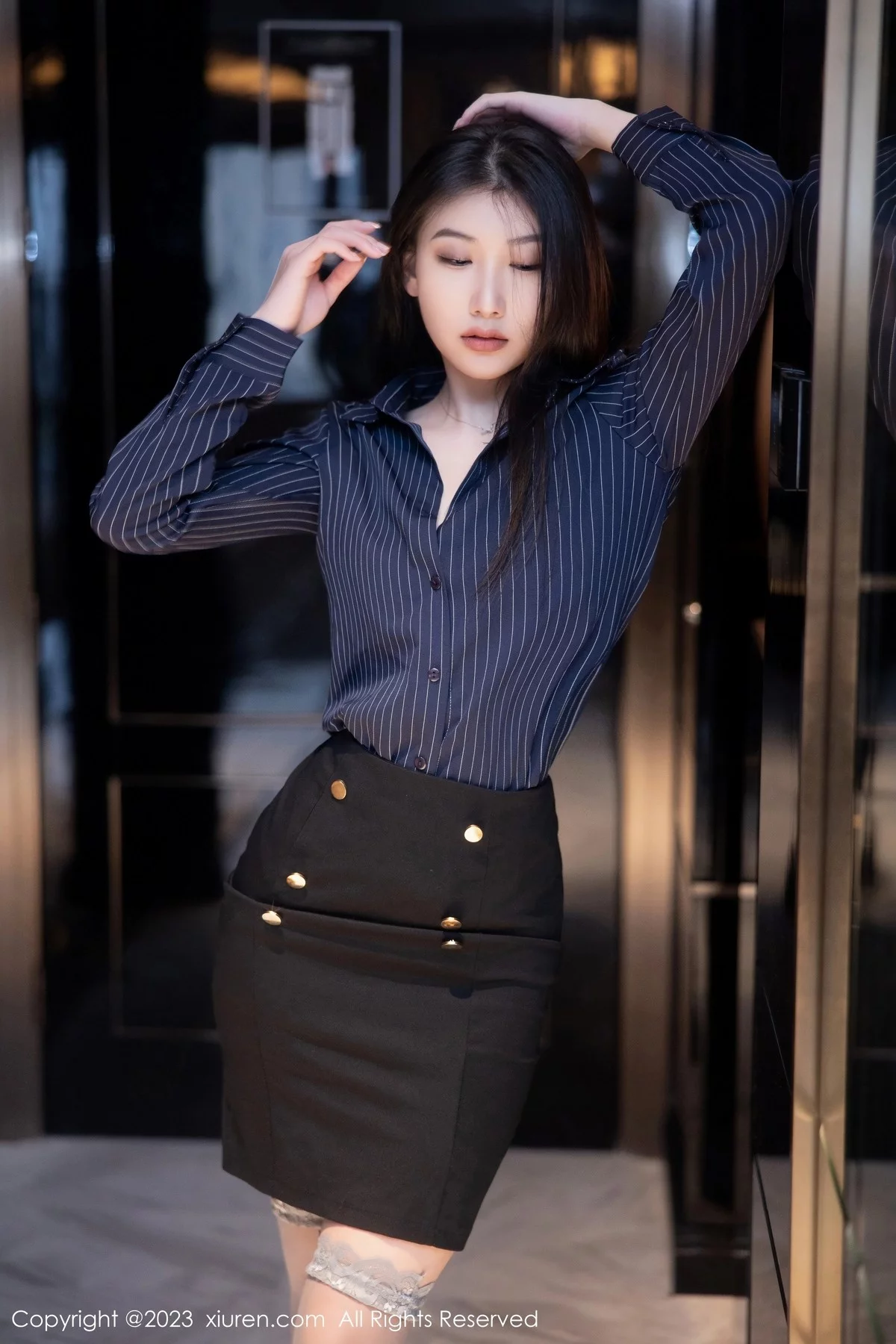 XiuRen第6418期_模特李佳芮cherie深色条纹服配短裙露黑色蕾丝情趣内衣诱惑写真75P